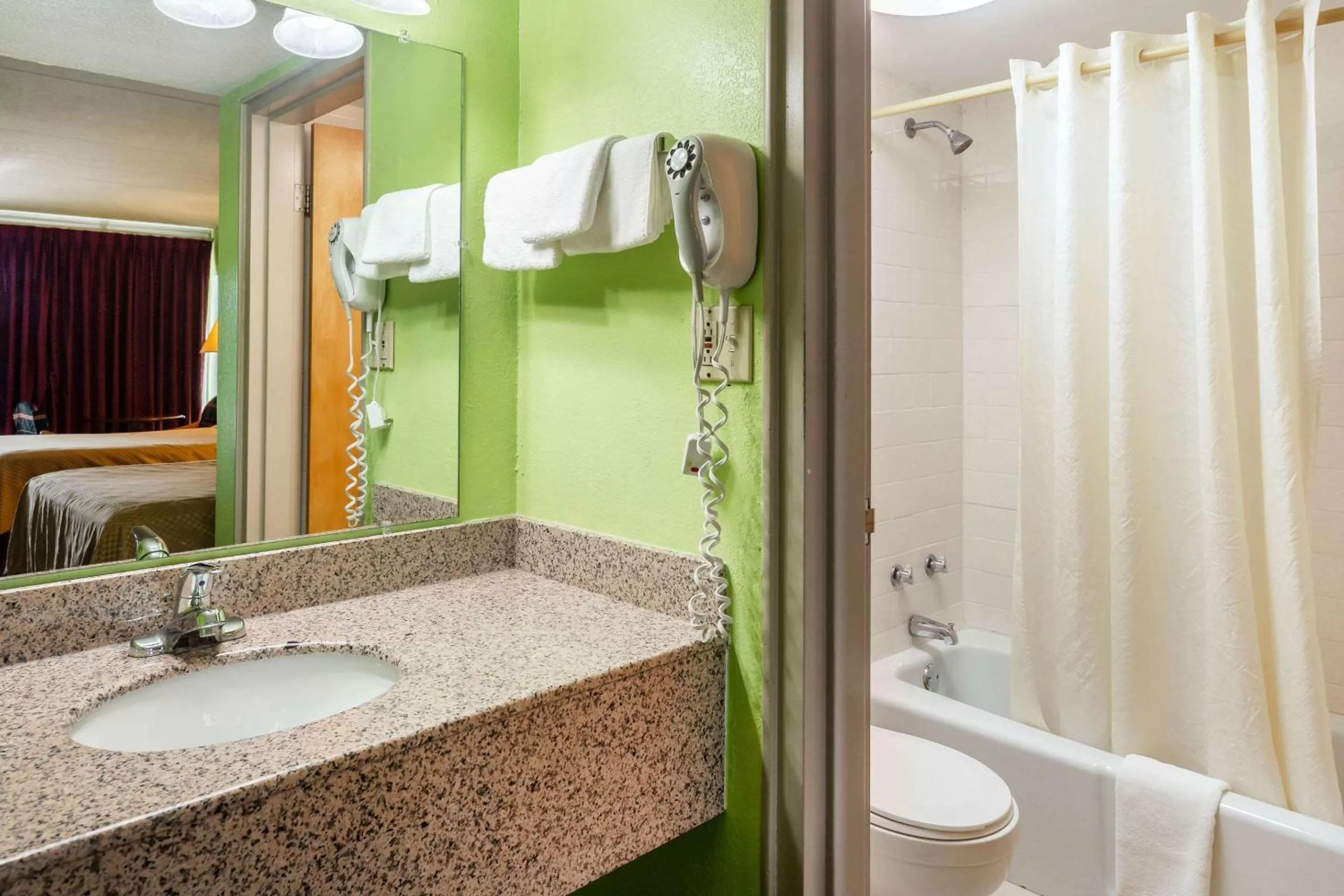 Bathroom in Rodeway Inn Renfro Valley