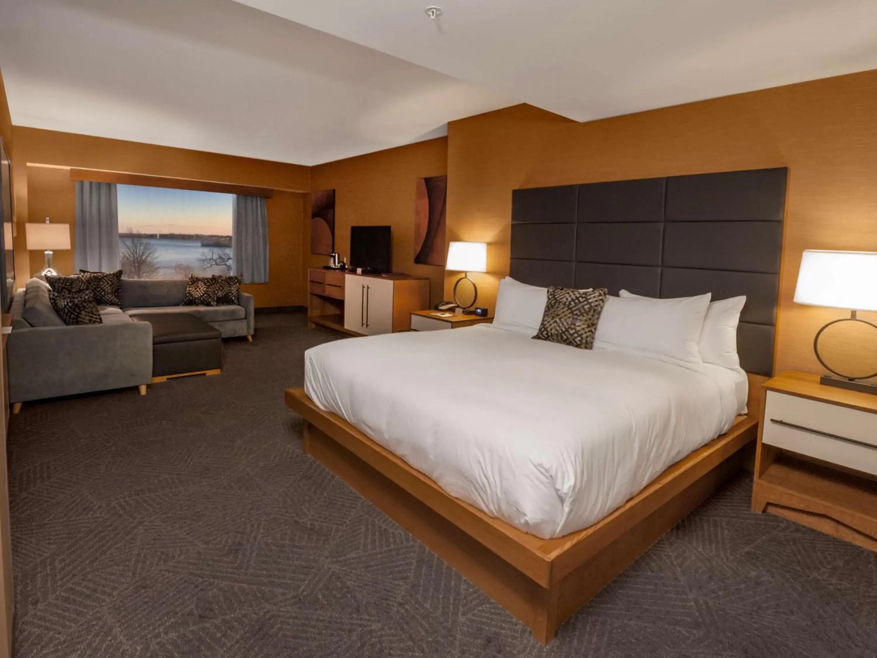 Living room, Bed in DoubleTree by Hilton Hotel Niagara Falls New York