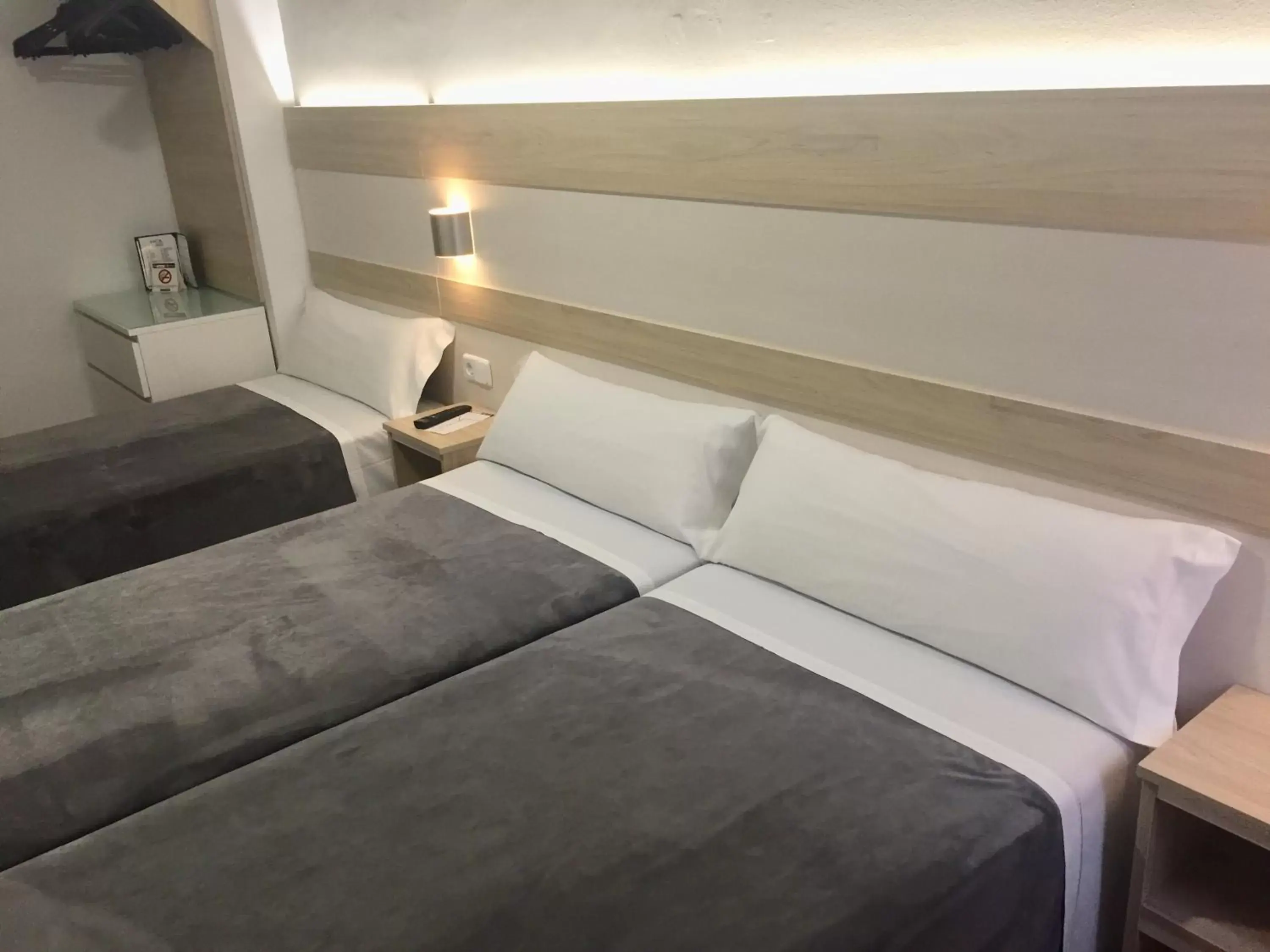 Bed in Hotel Catalunya Express