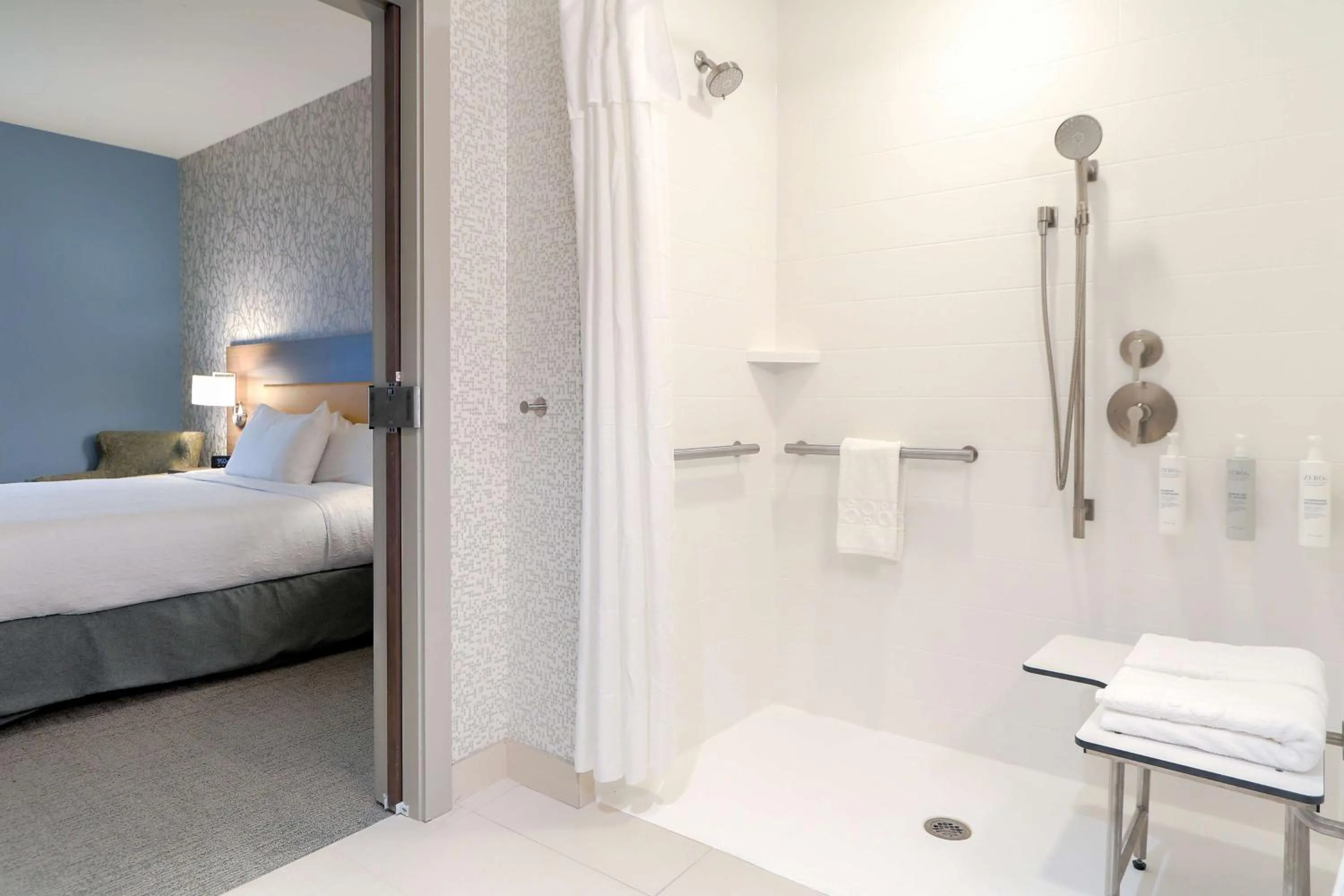 Bathroom, Bed in Home2 Suites By Hilton Alcoa Knoxville Airport