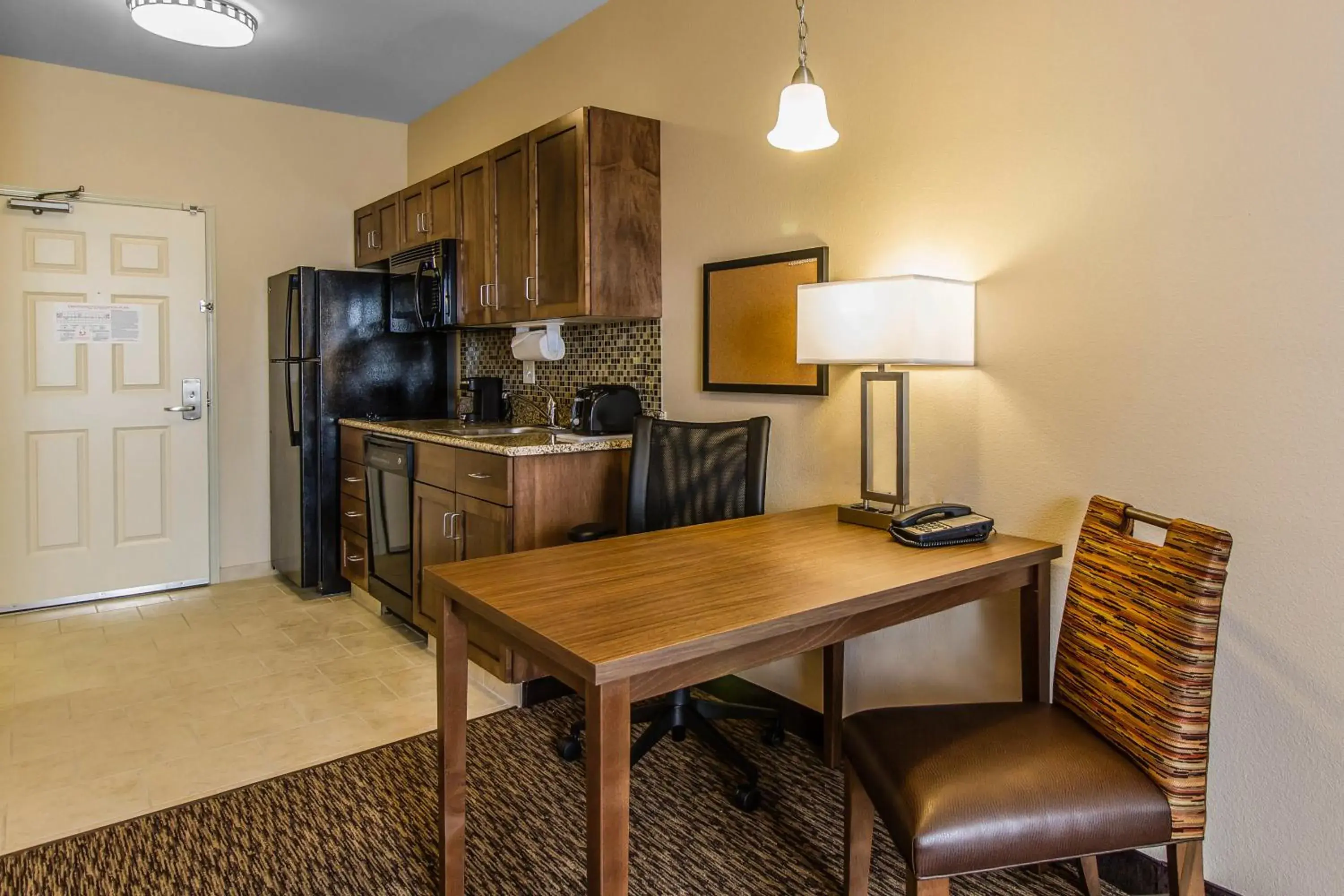 Kitchen or kitchenette, Kitchen/Kitchenette in MainStay Suites Watford City - Event Center