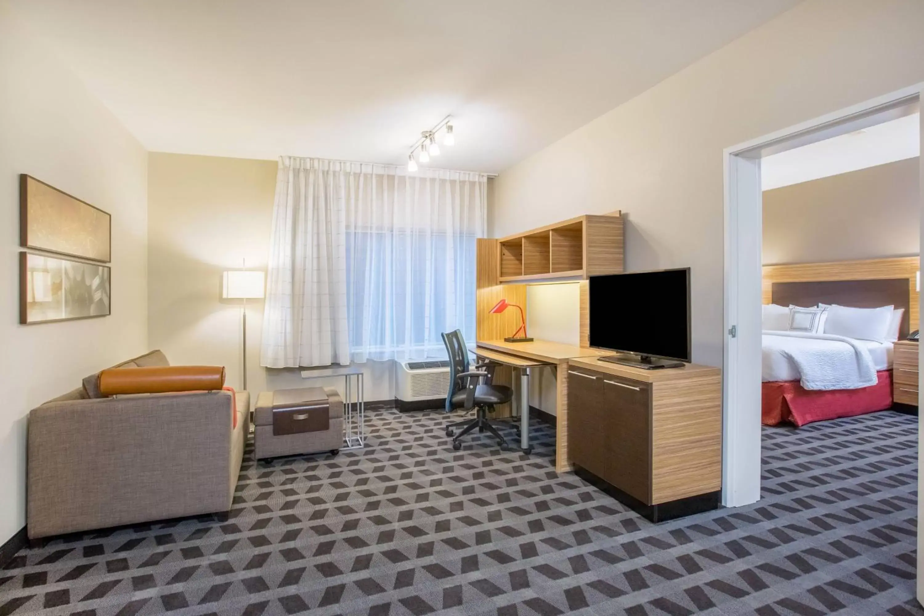 Bedroom, TV/Entertainment Center in TownePlace Suites by Marriott Olympia