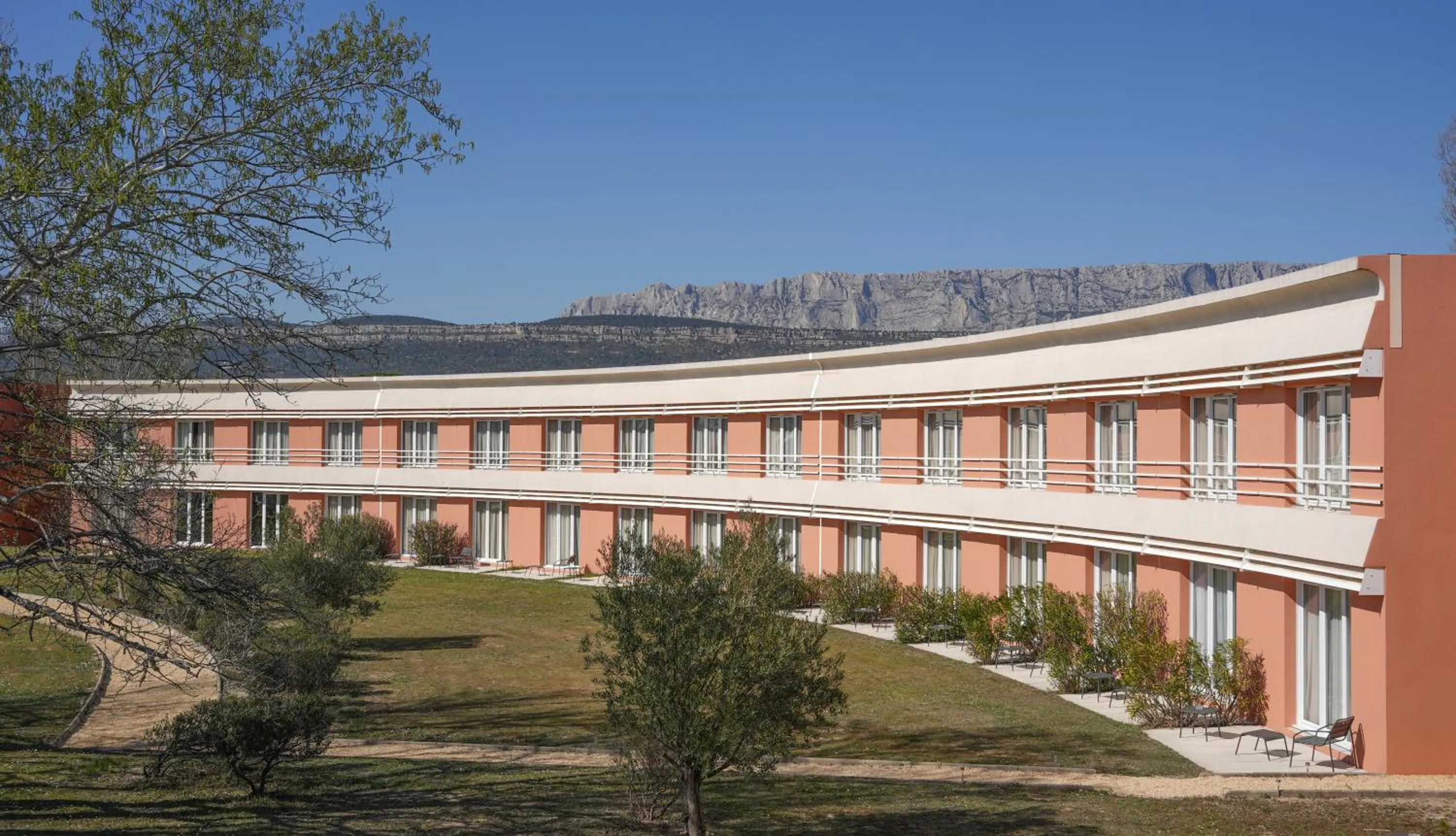 Property building in Hôtel Mount Venturi - Aix-En-Provence Sainte-Victoire - Bar & Restaurant & Padel