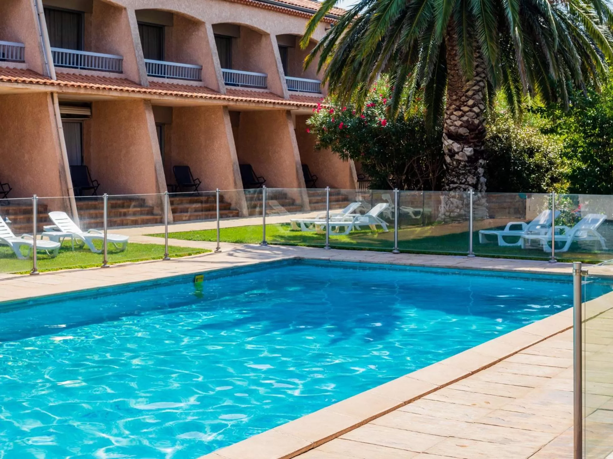 Swimming pool in Noemys Toulon La Valette - Hotel restaurant avec piscine