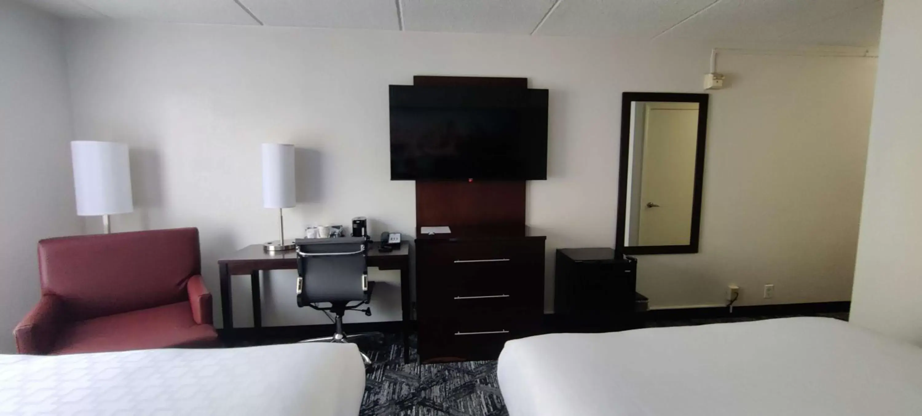 Bedroom, TV/Entertainment Center in Best Western Atlanta Cumberland Galleria Hotel