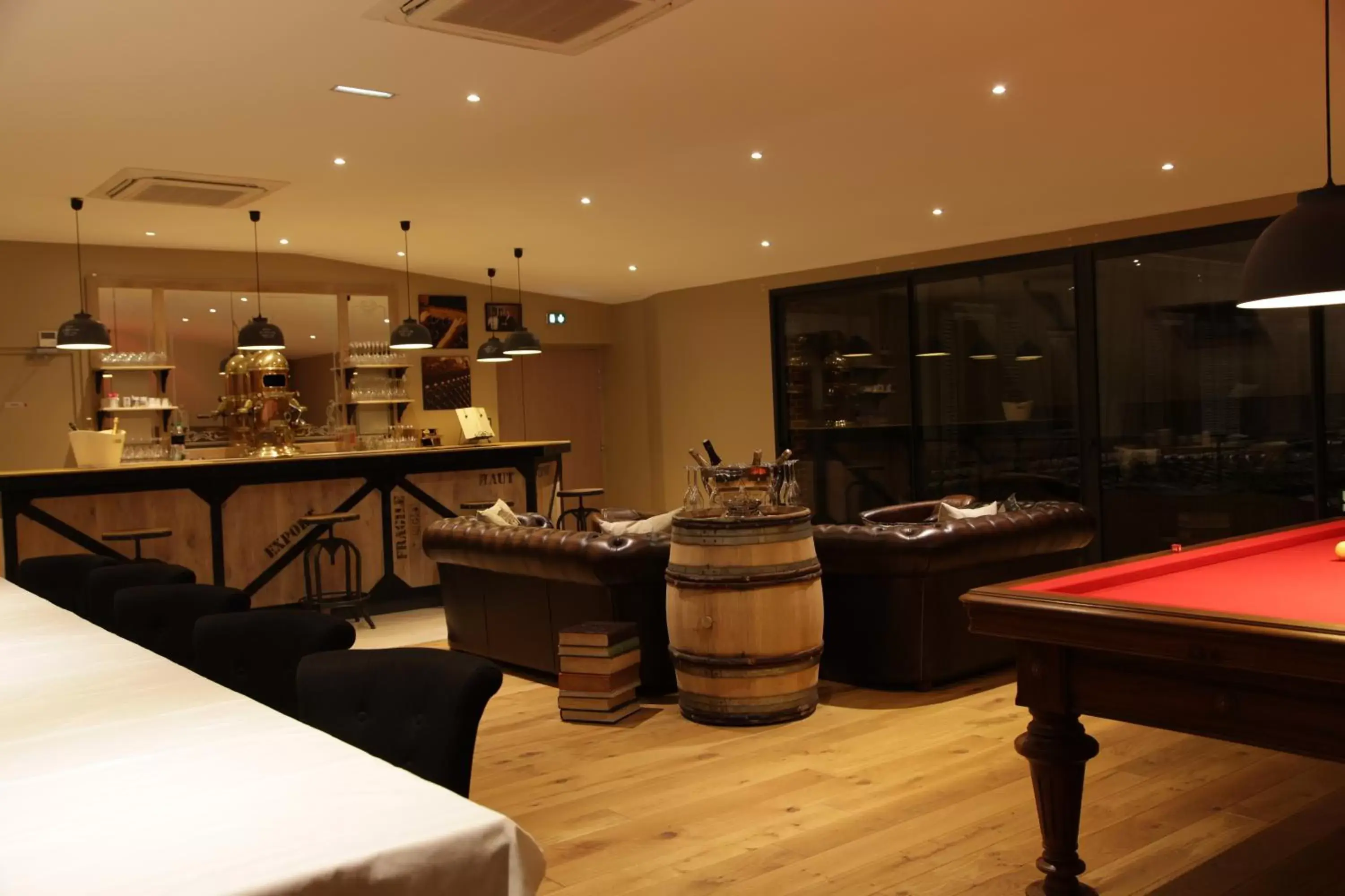 Communal lounge/ TV room, Billiards in Champagne Domaine Sacret - AY