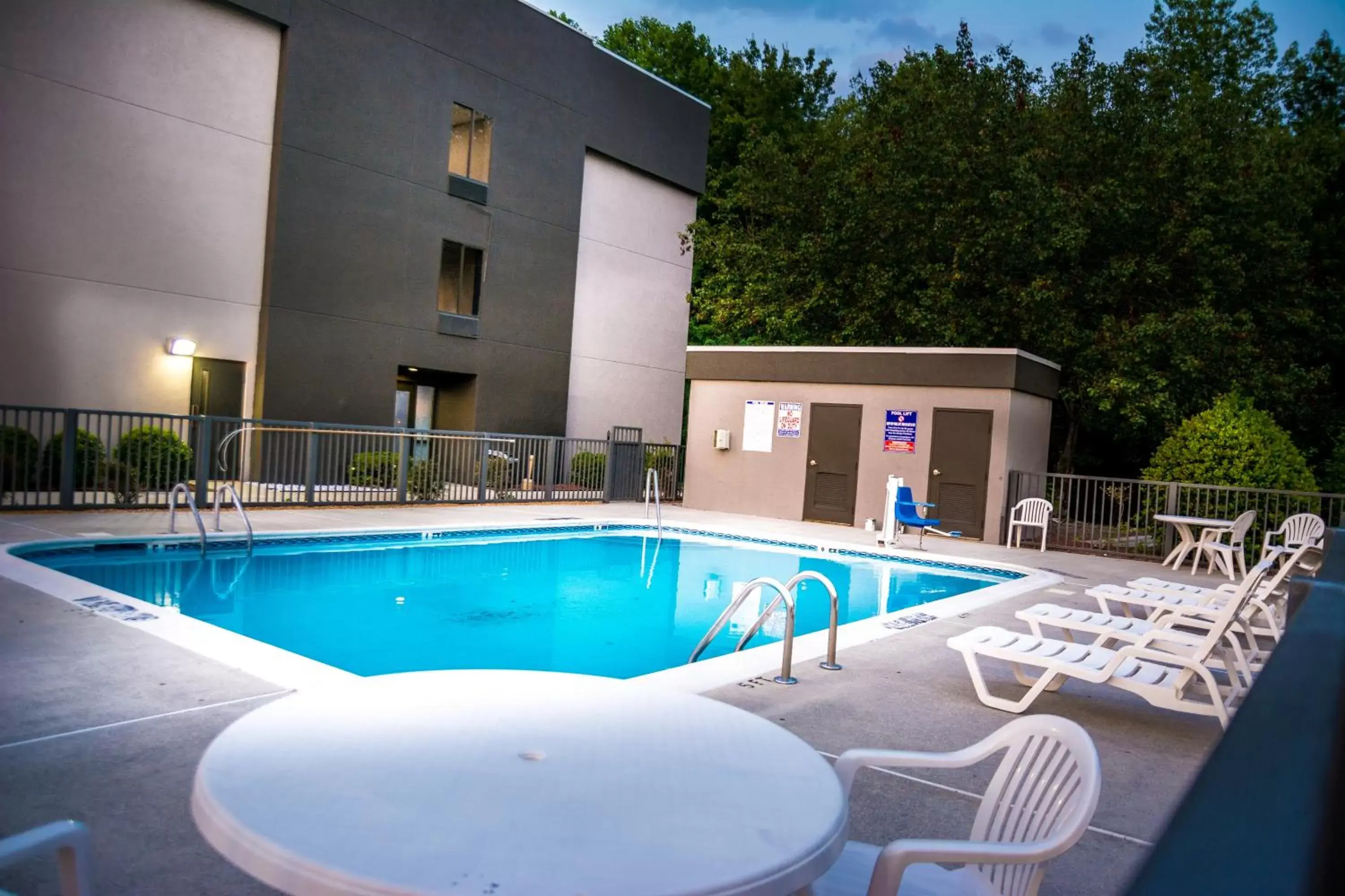 Swimming Pool in La Quinta Inn & Suites by Wyndham Fayetteville I-95
