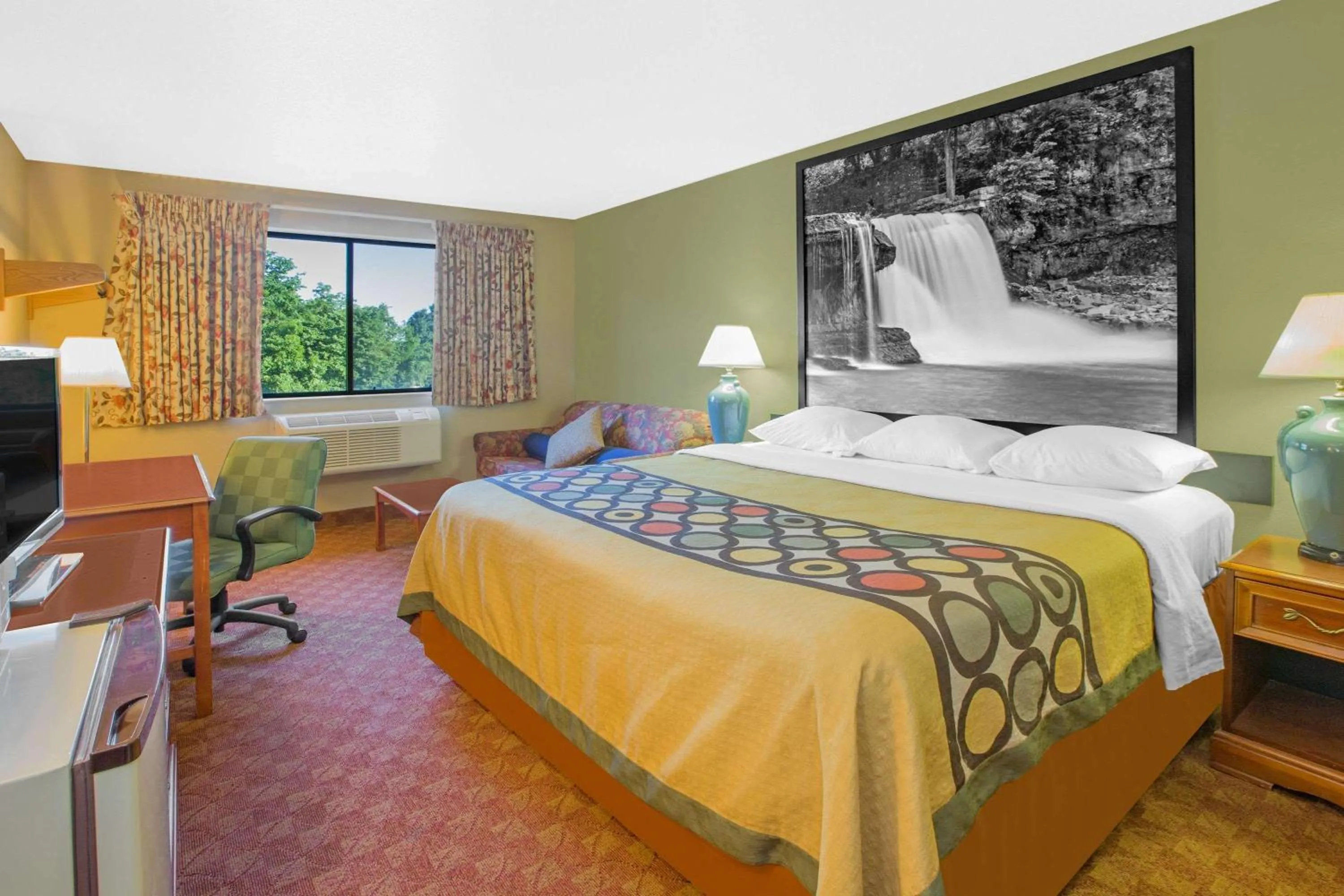 Photo of the whole room, Bed in Super 8 by Wyndham Howe