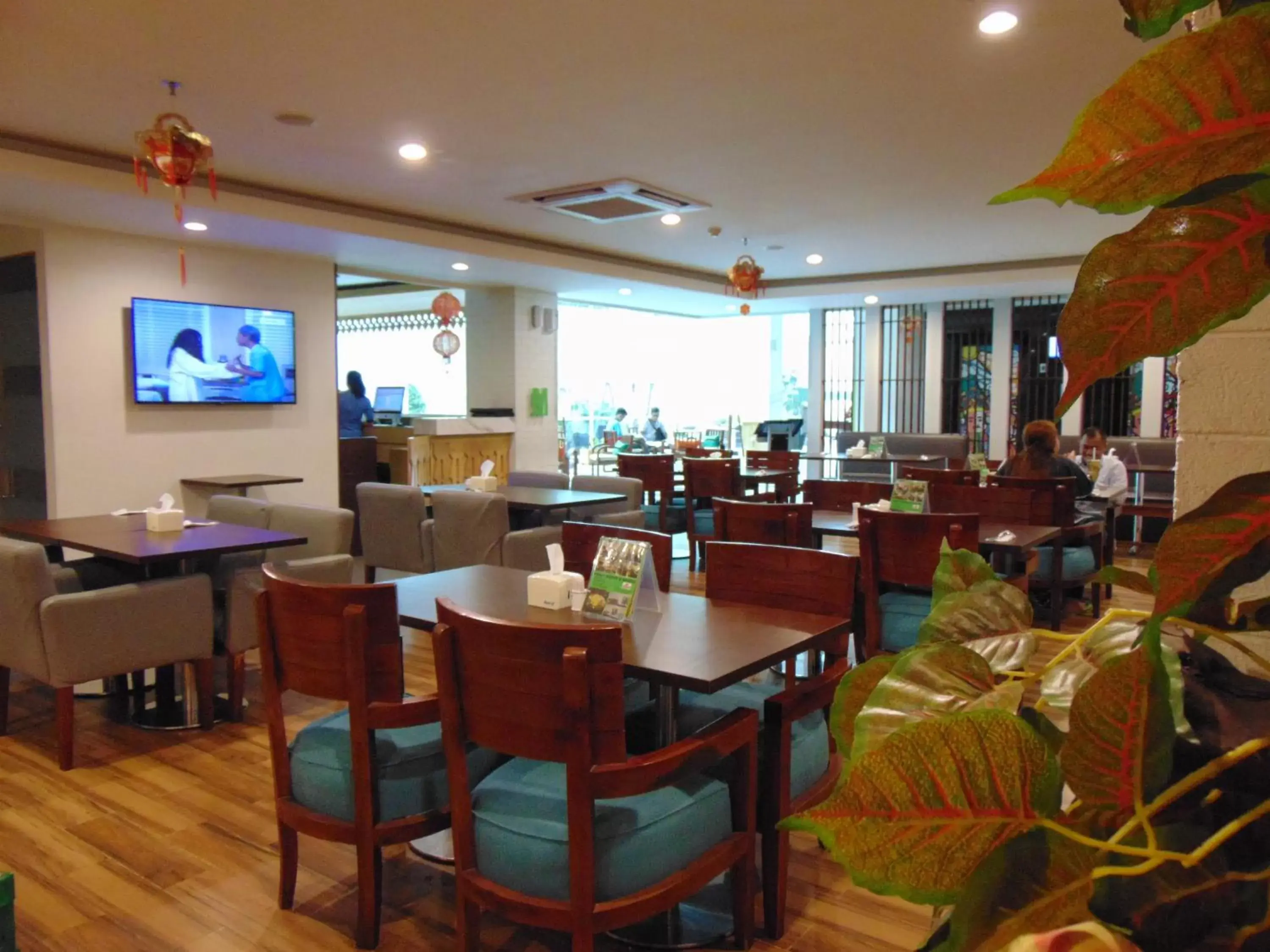 Breakfast, Restaurant/Places to Eat in MaxoneHotels.com at Kramat