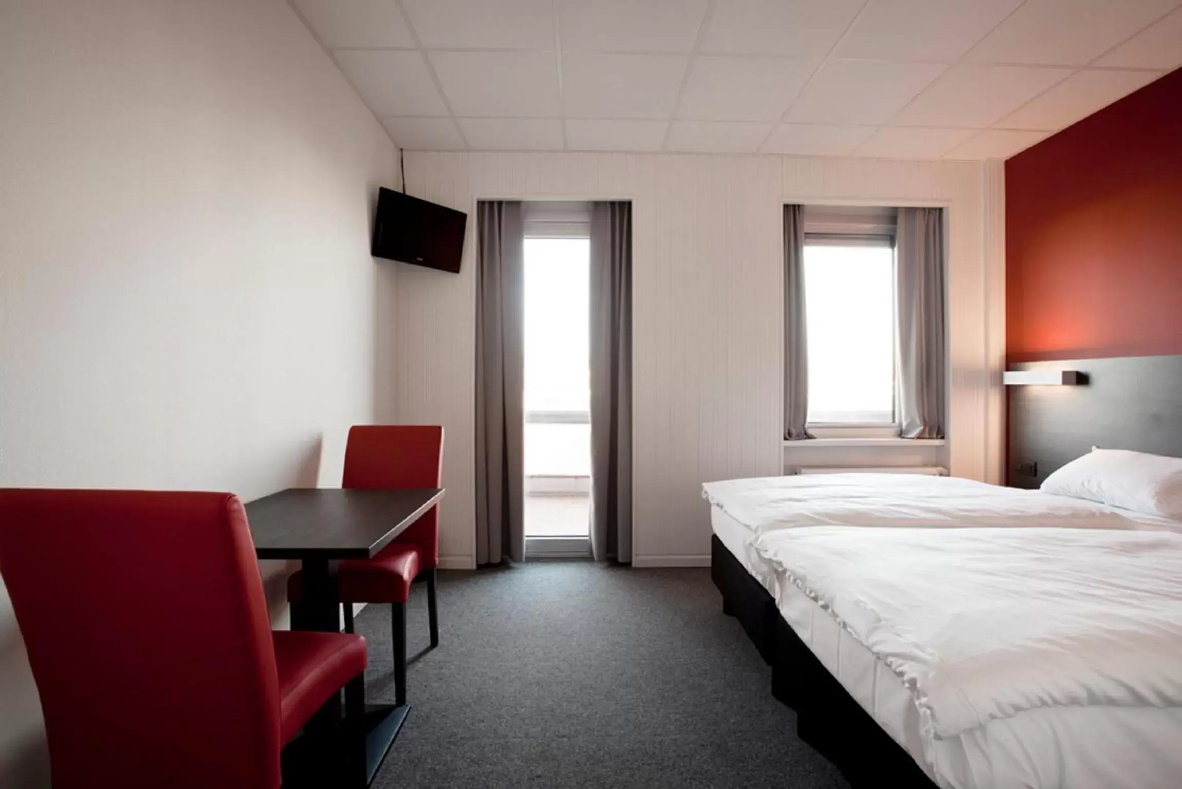 Photo of the whole room in Antwerp Harbour Hotel