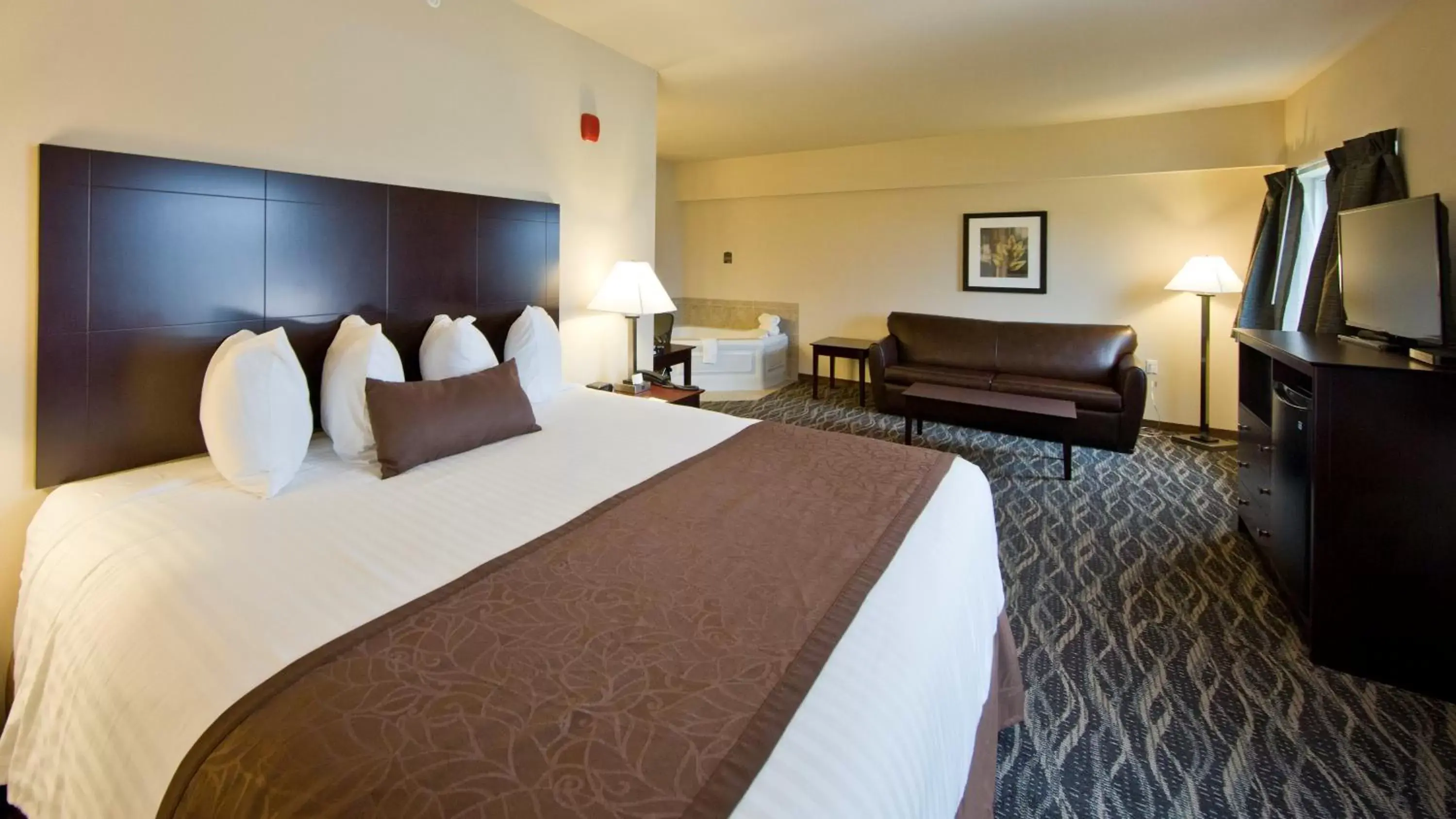 Bed in Cobblestone Inn & Suites - Boone