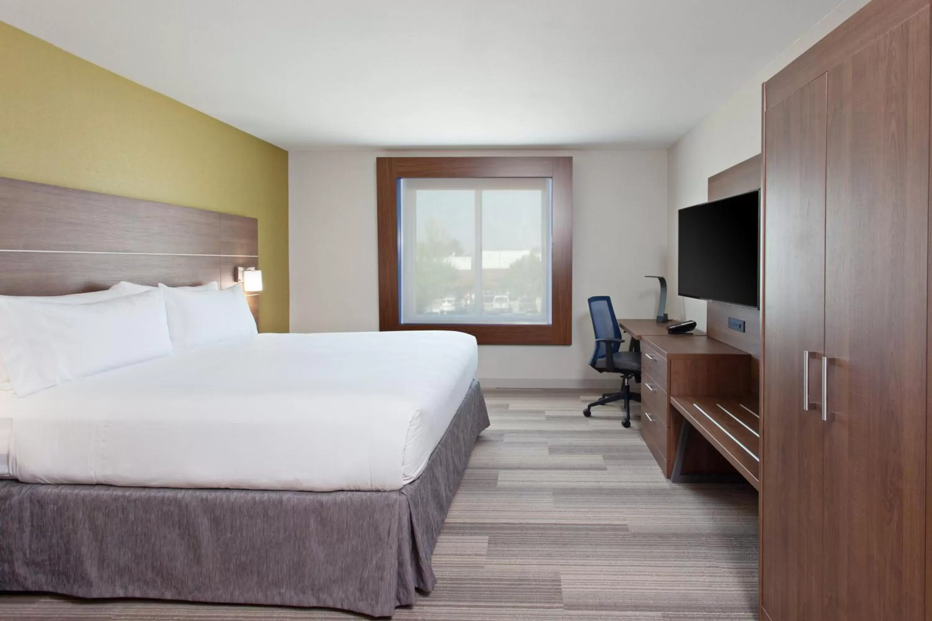 Photo of the whole room, Bed in Holiday Inn Express Hotel & Suites Pasadena-Colorado Boulevard, an IHG Hotel