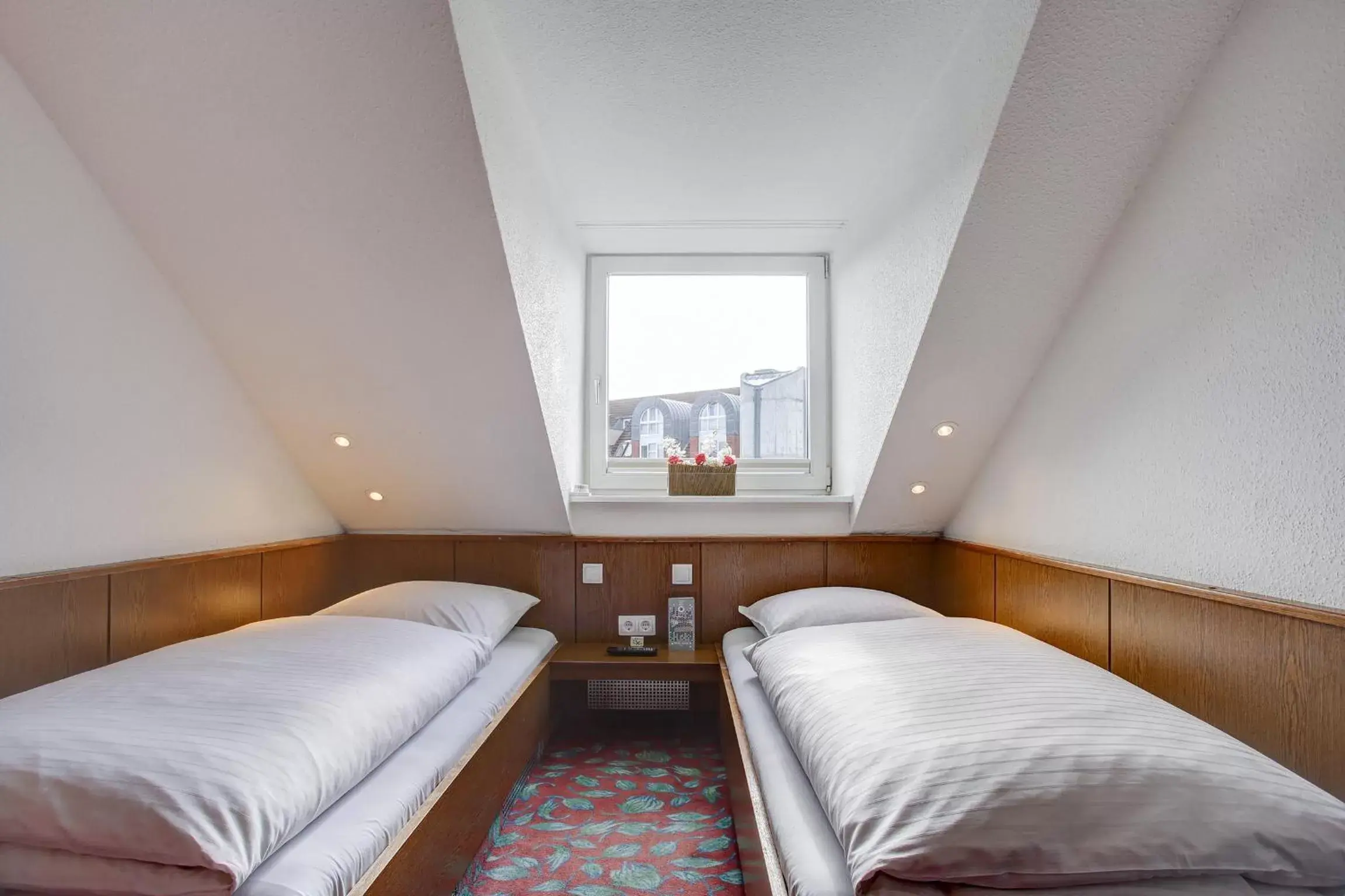 Economy Twin Room in Hotel Consul Economy Twin Room in Hotel Consul