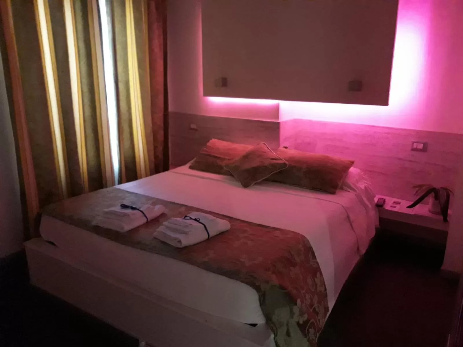 Shower, Bed in Relais San Pietro