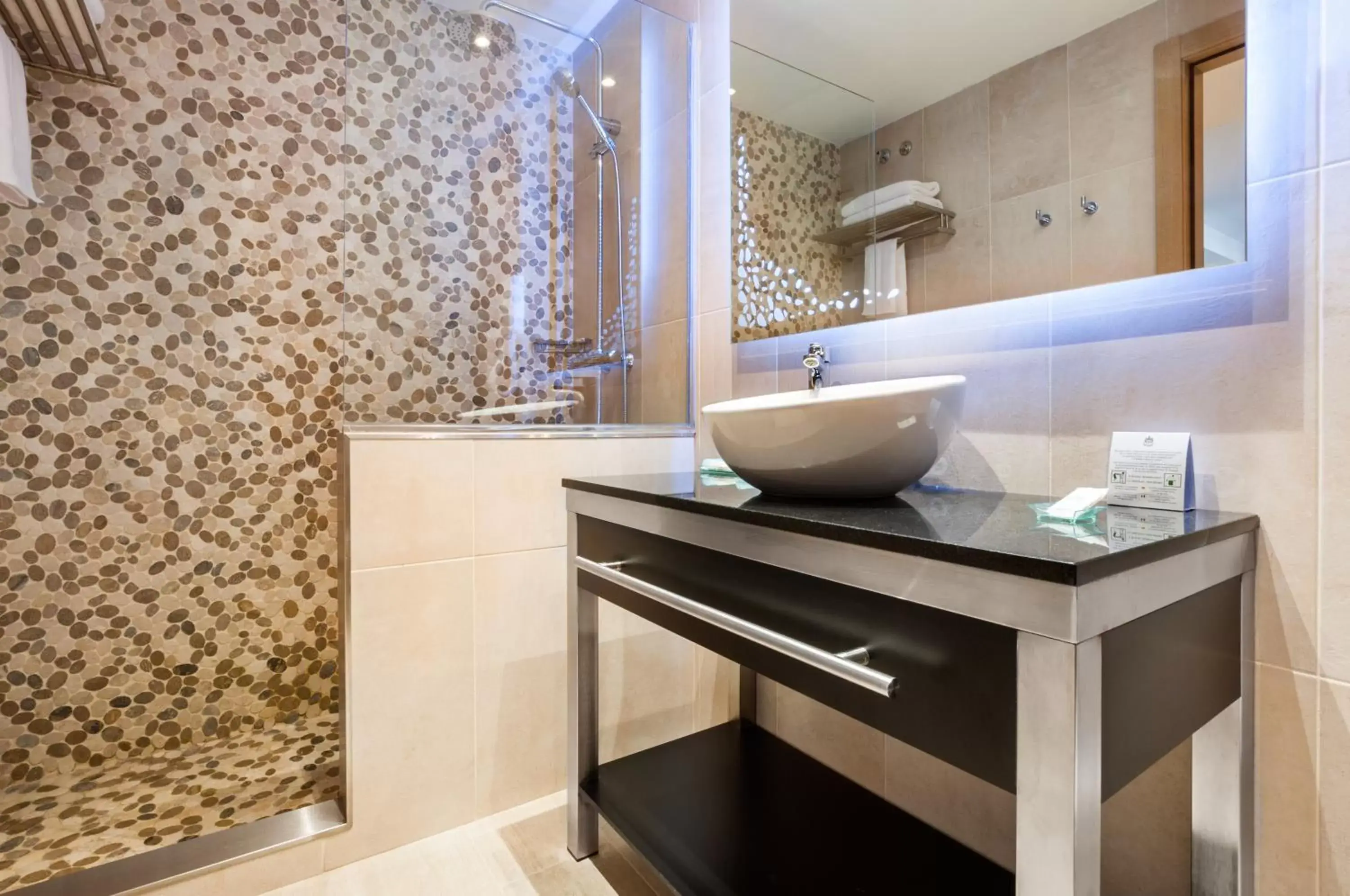 Toilet, Bathroom in Gran Hotel Barcino