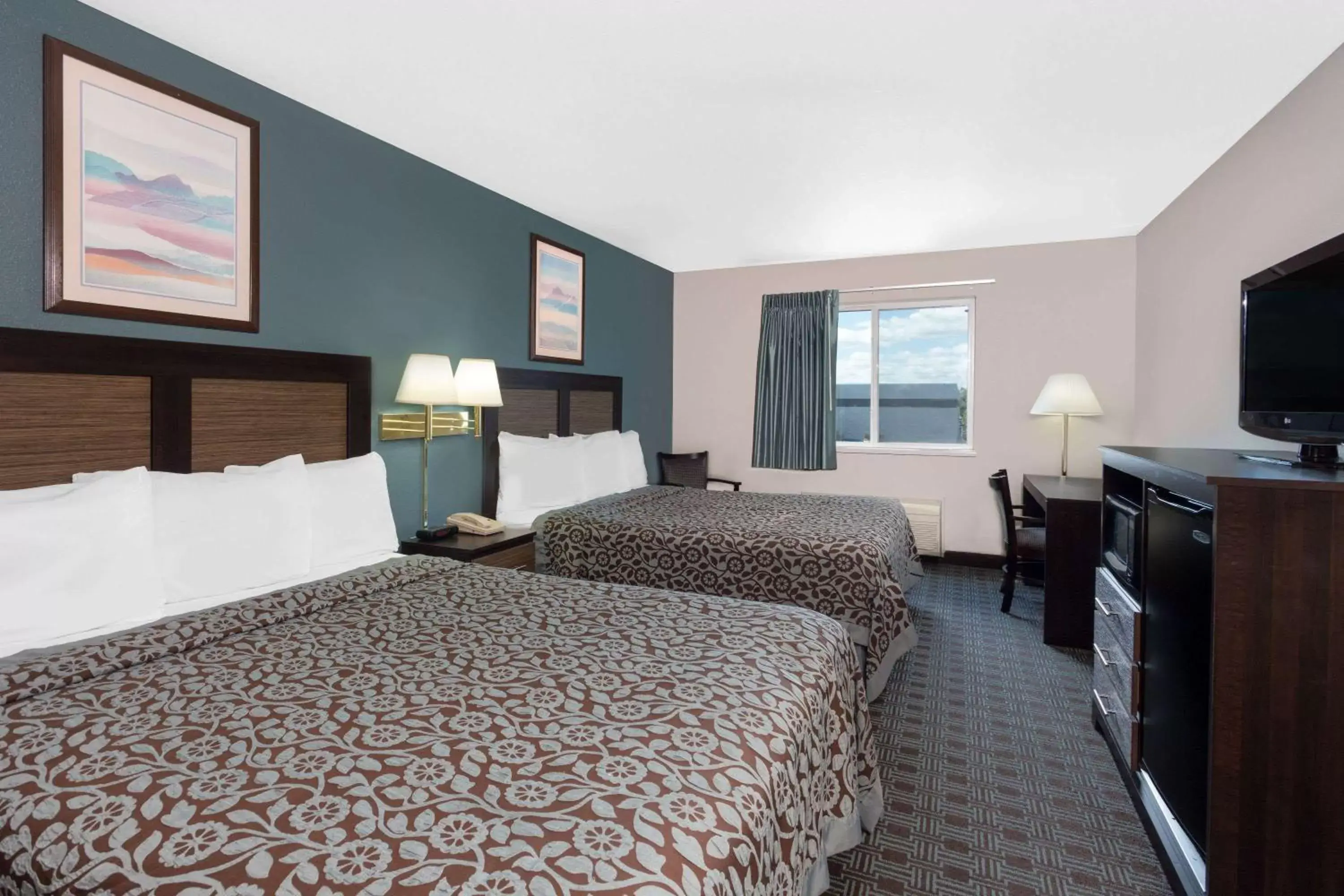 Photo of the whole room, Bed in Days Inn by Wyndham Neenah