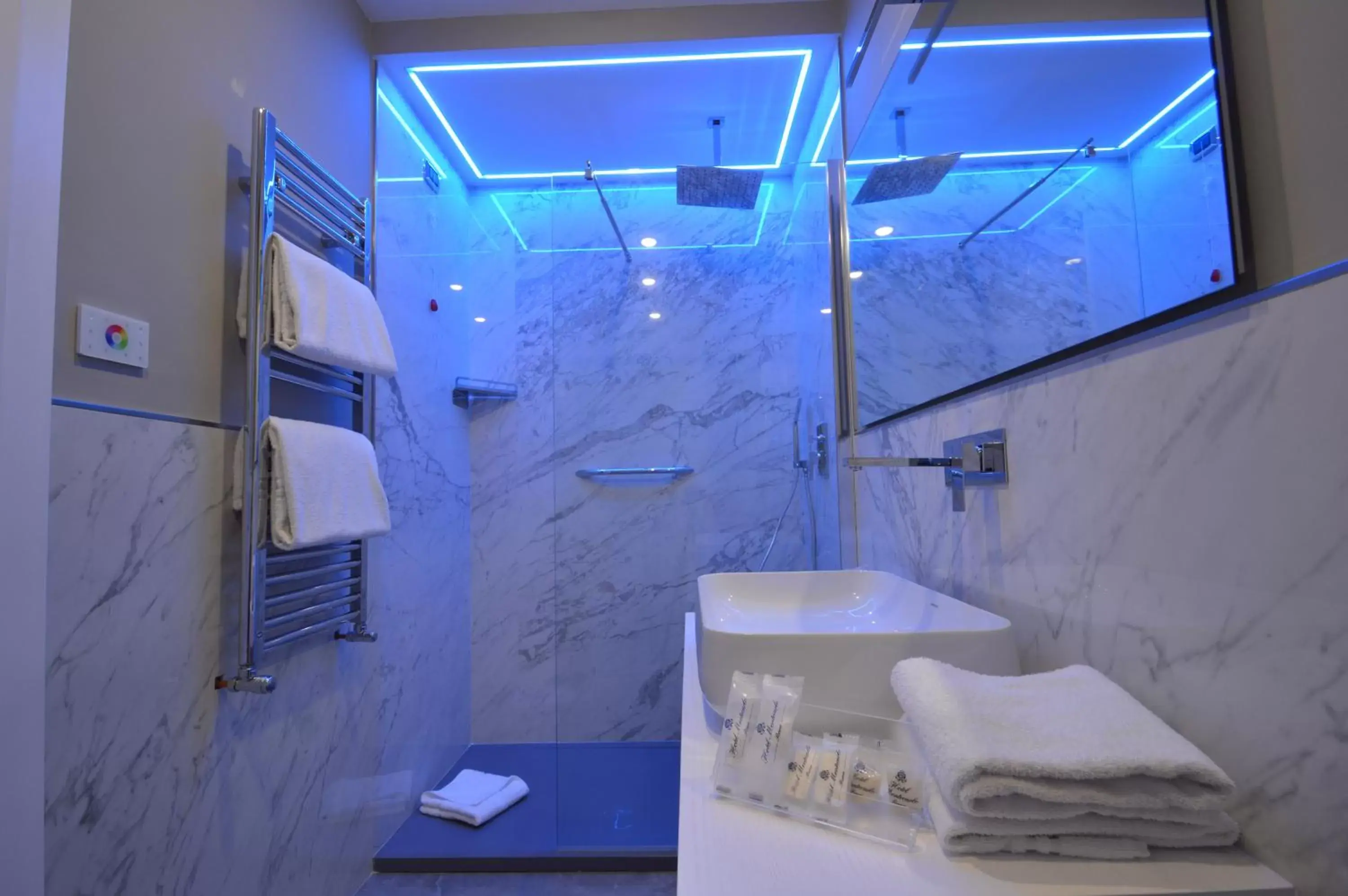 Shower, Bathroom in Hotel Montecarlo