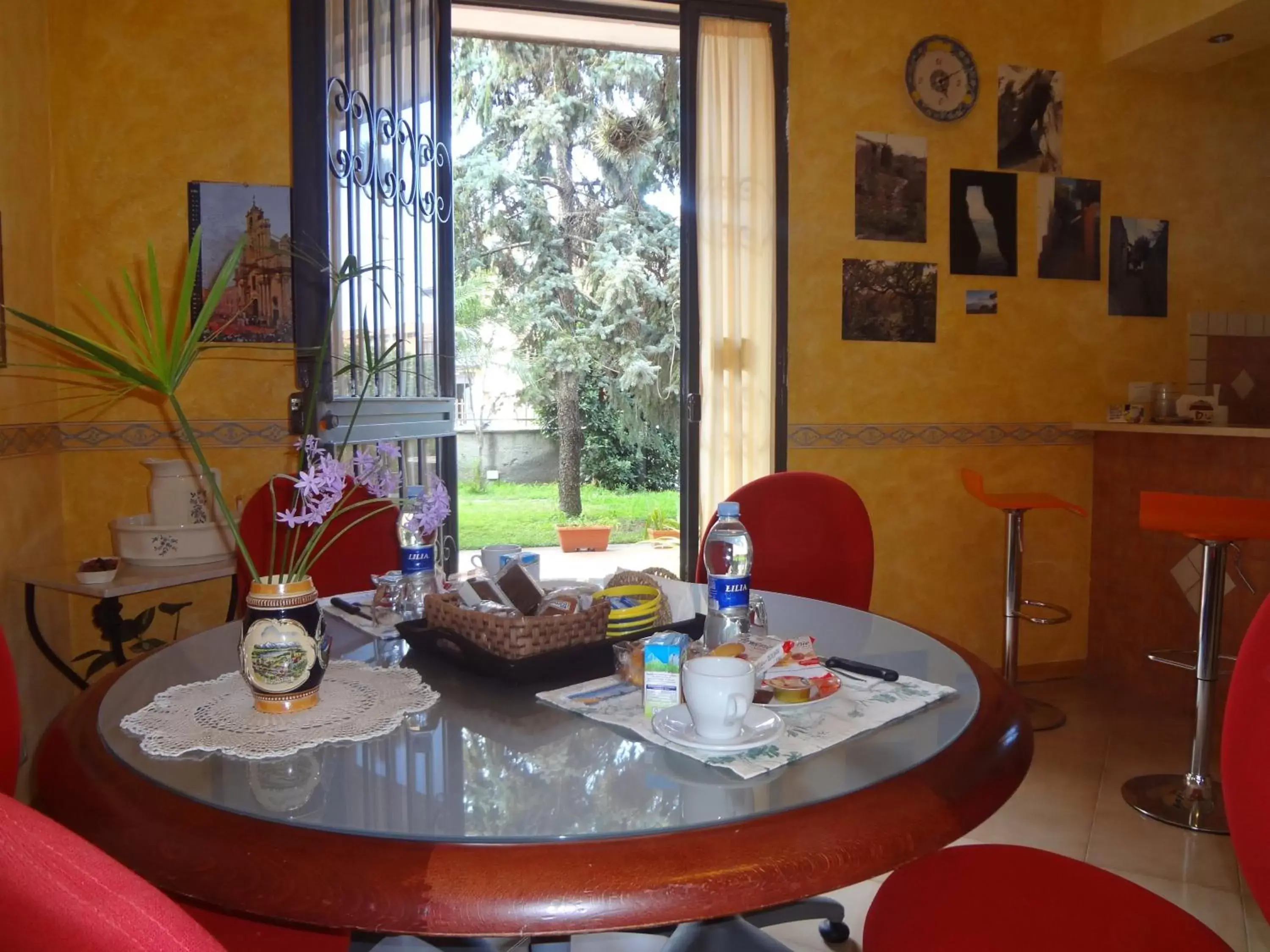 Communal lounge/ TV room, Restaurant/Places to Eat in B&B Casa Di Mari