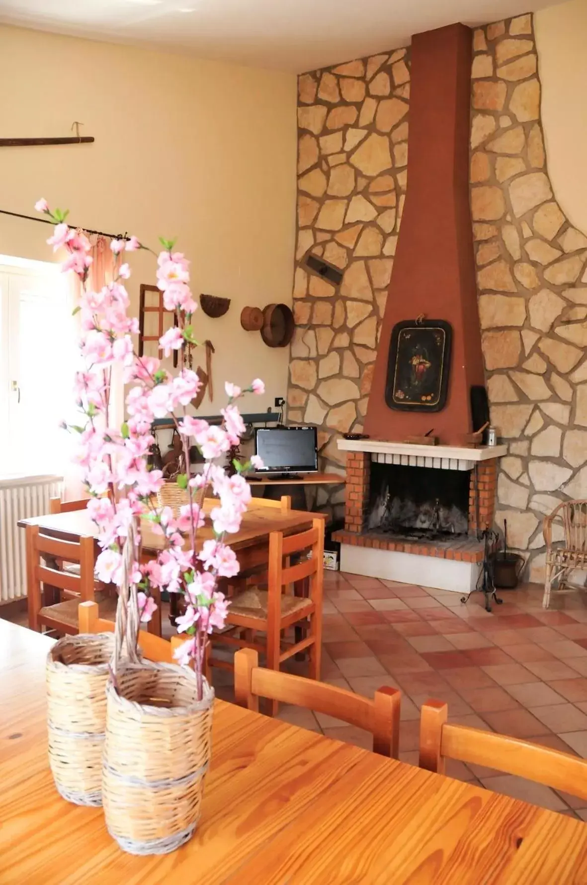 Communal lounge/ TV room in La Masseria di Villa Giulia