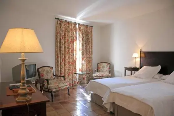 Photo of the whole room, Bed in Hotel Puerta de la Luna