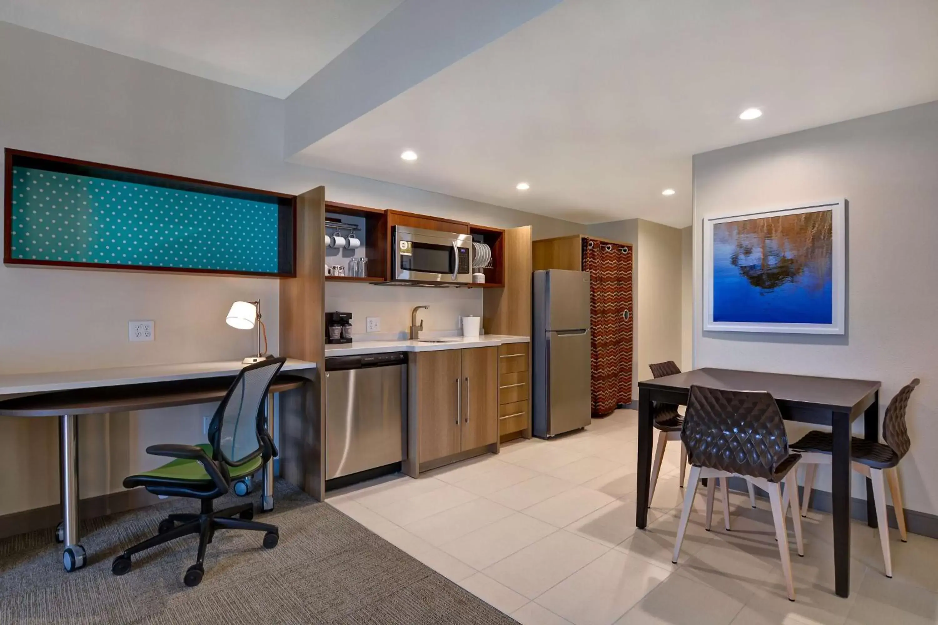 Kitchen or kitchenette in Home2 Suites By Hilton Orlando Flamingo Crossings, FL