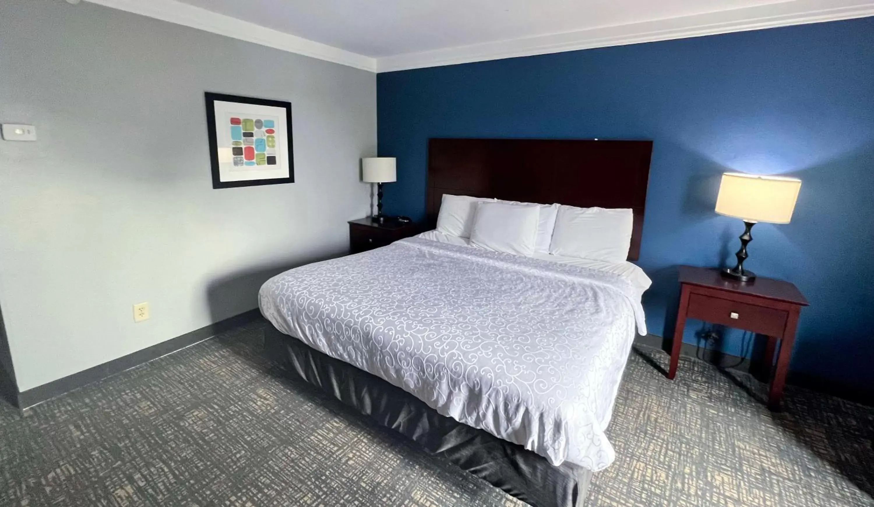 Seating area, Bed in Best Western Plus Glen Allen Inn