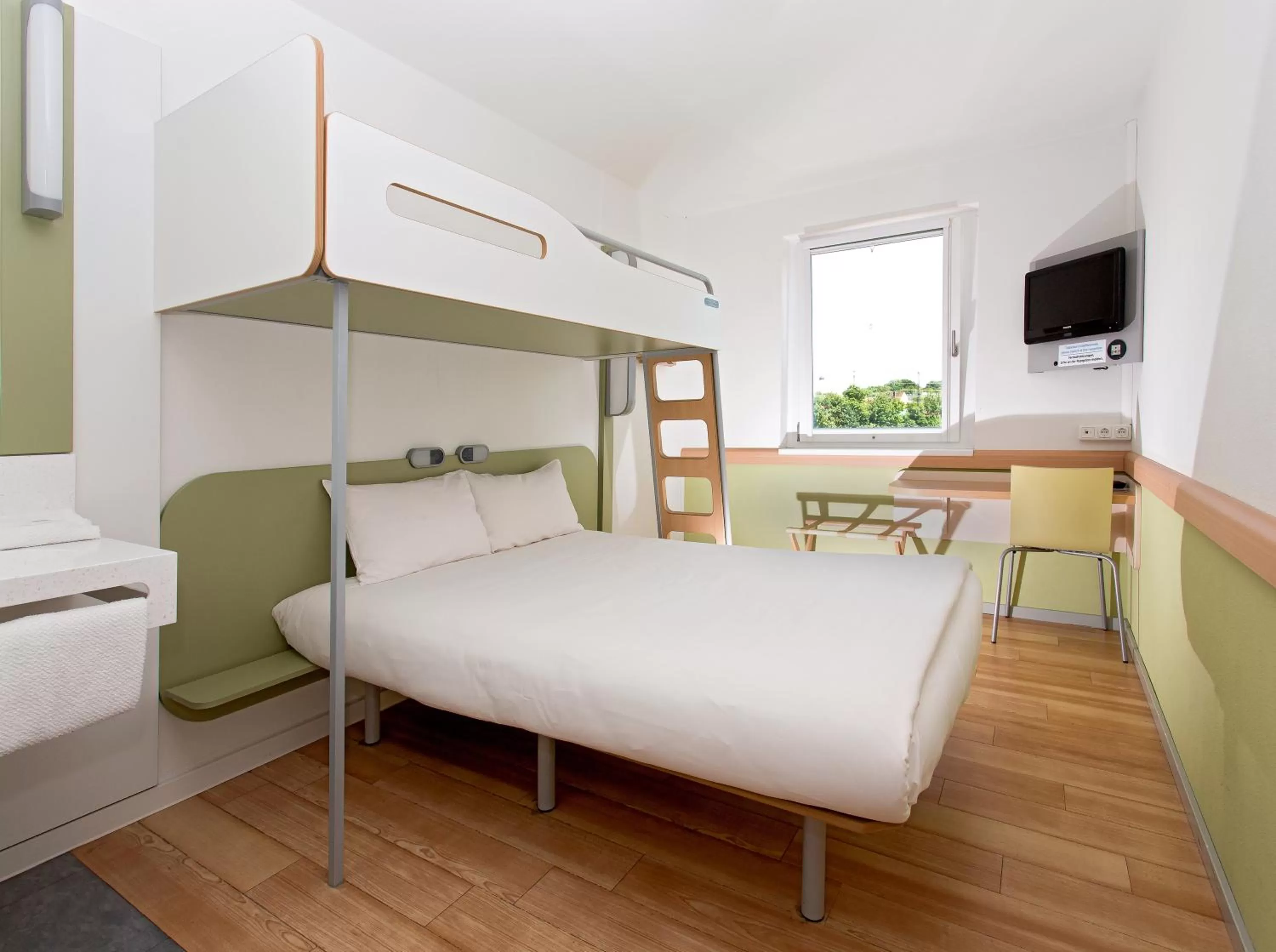 Photo of the whole room, Bed in ibis budget Augsburg City