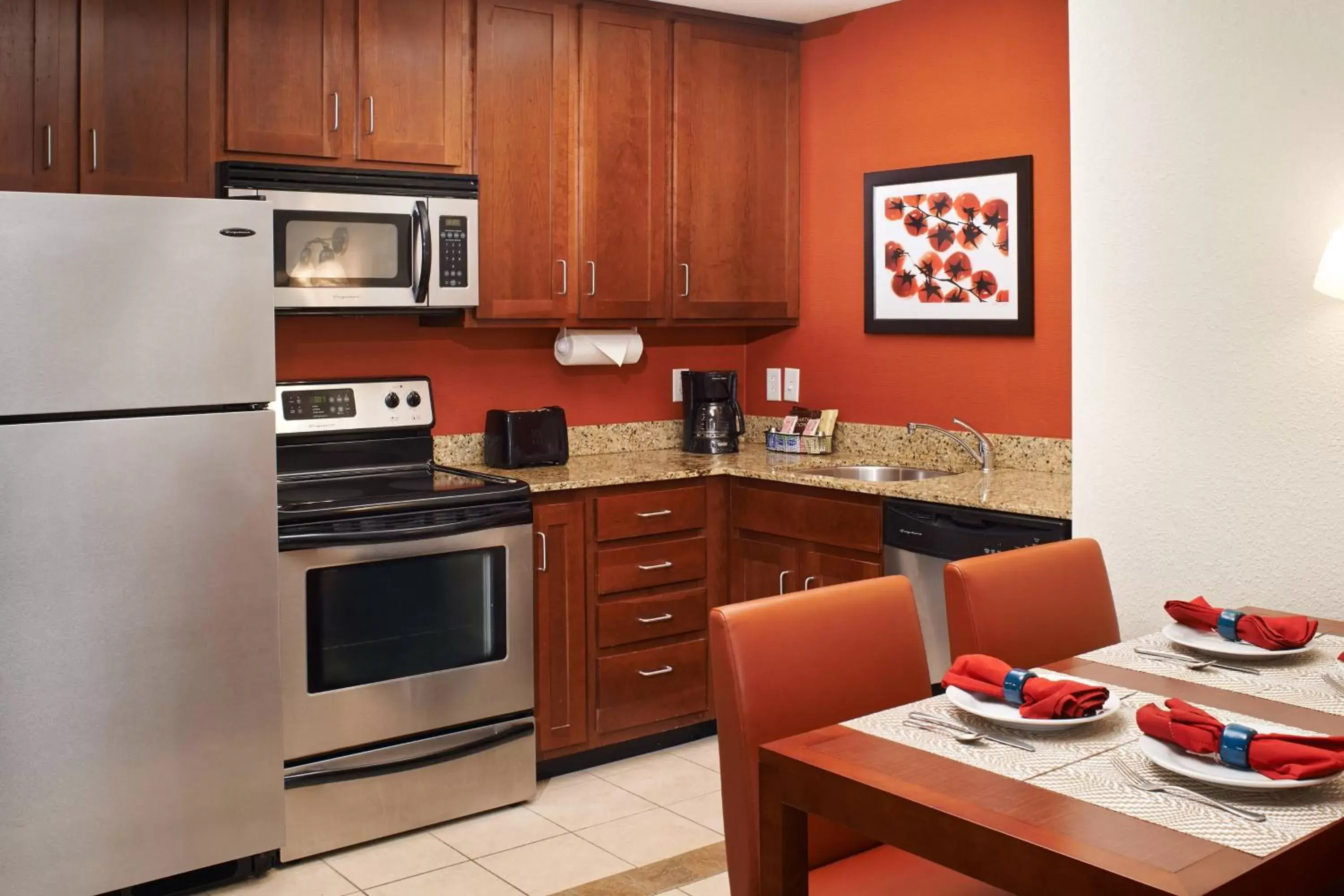 Bedroom, Kitchen/Kitchenette in Residence Inn by Marriott Saginaw