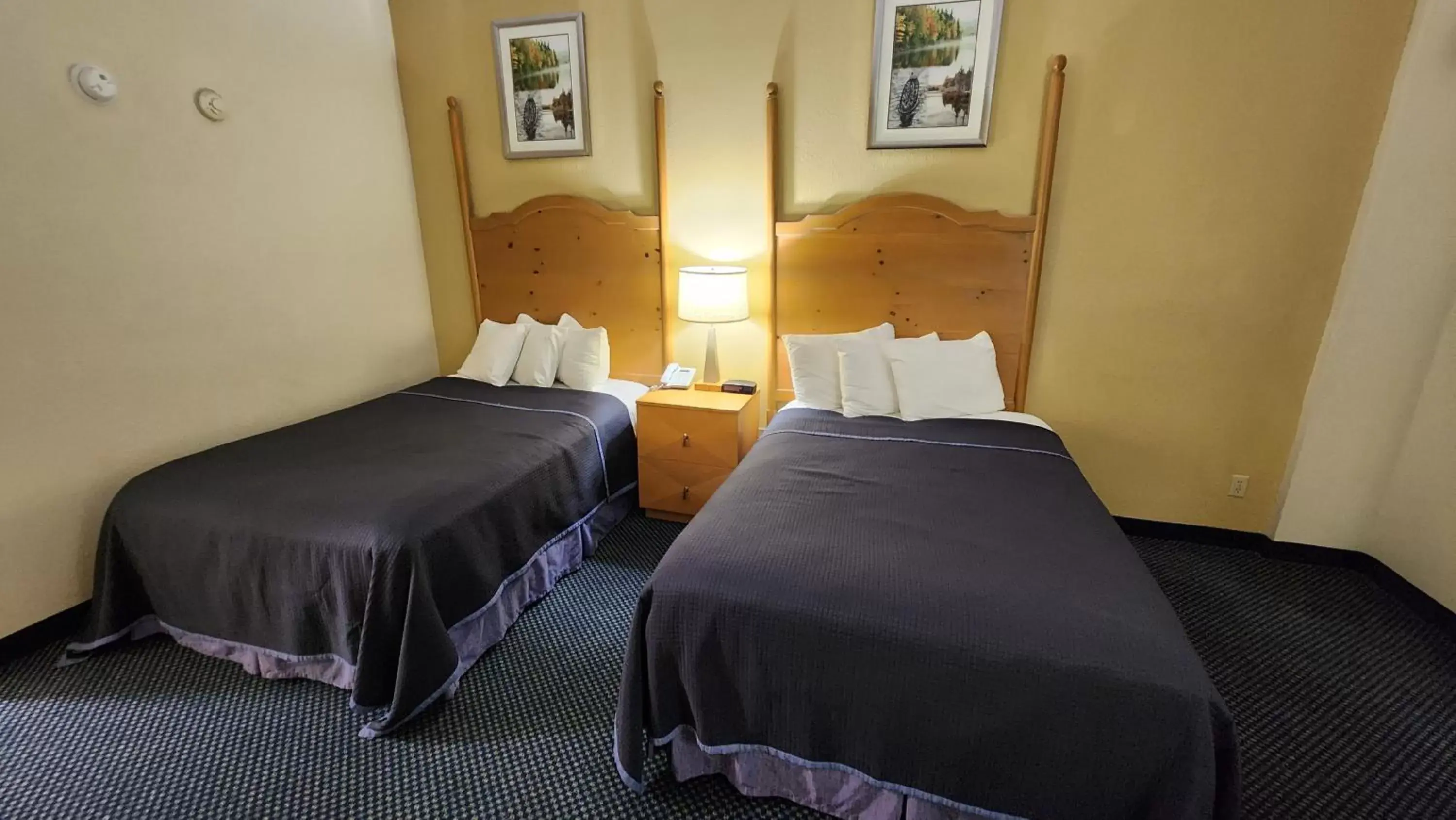 Bed in Katahdin Inn & Suites