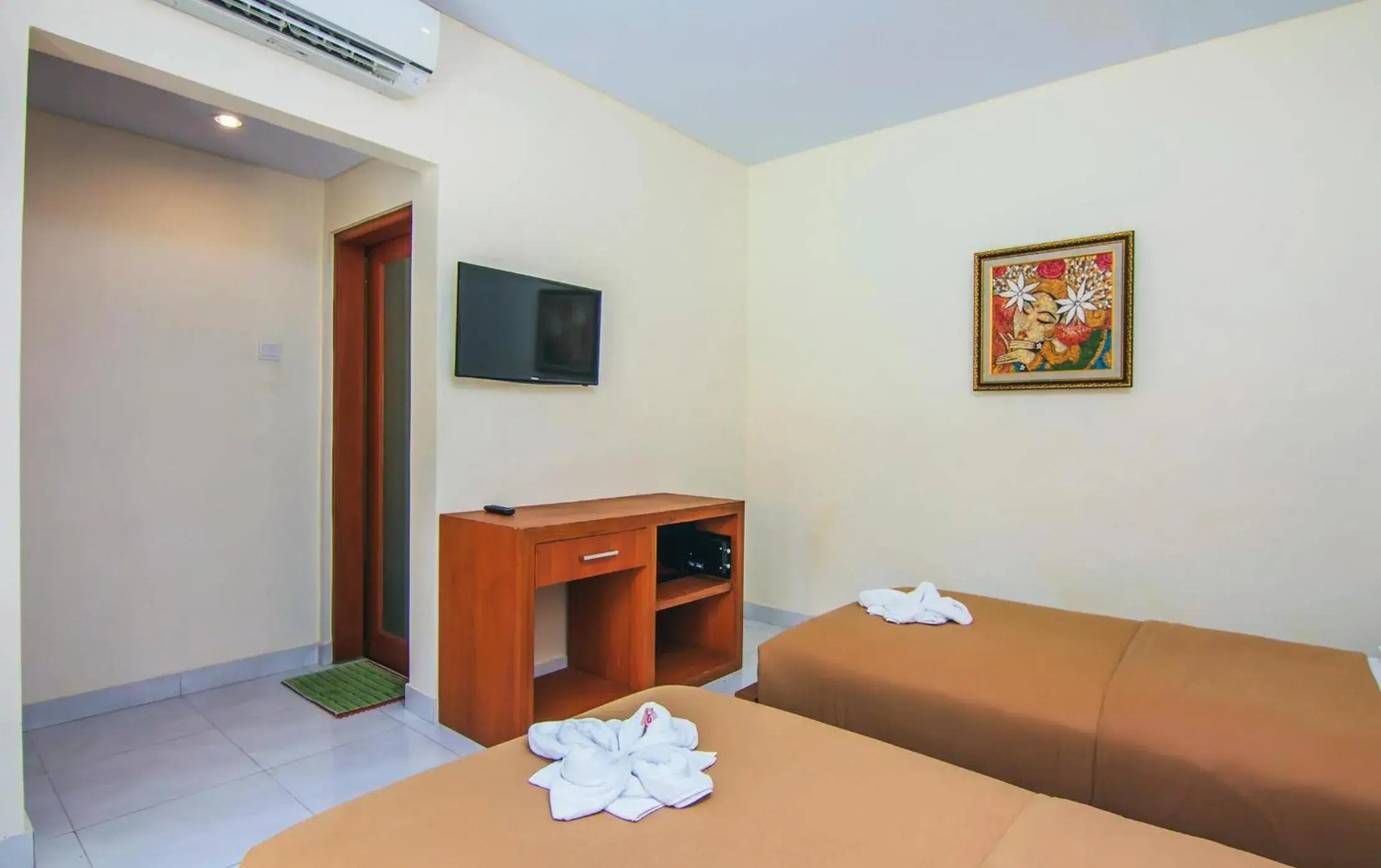 Bedroom, TV/Entertainment Center in Gora Beach Inn