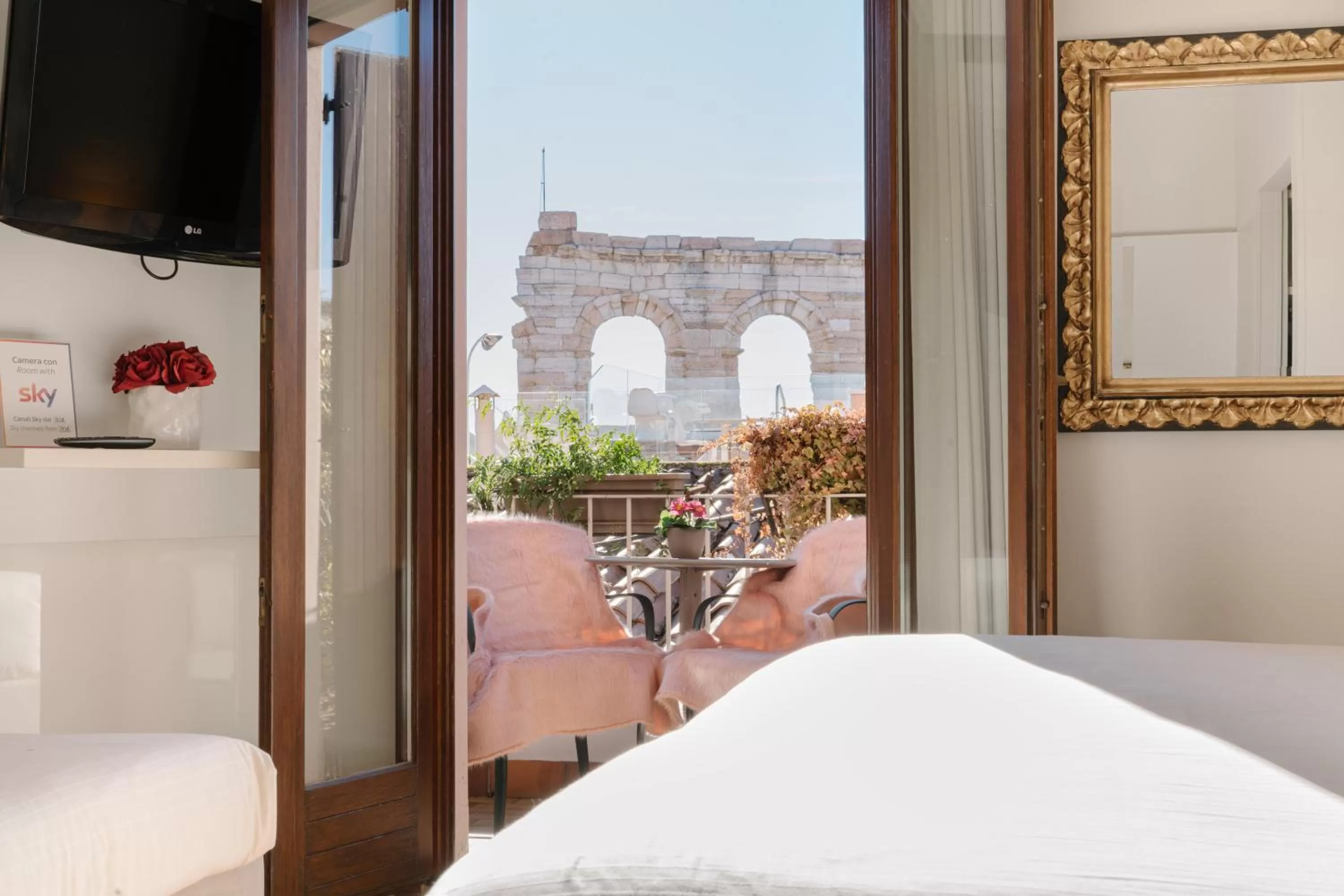 City view, Bed in Hotel Giulietta e Romeo ***S