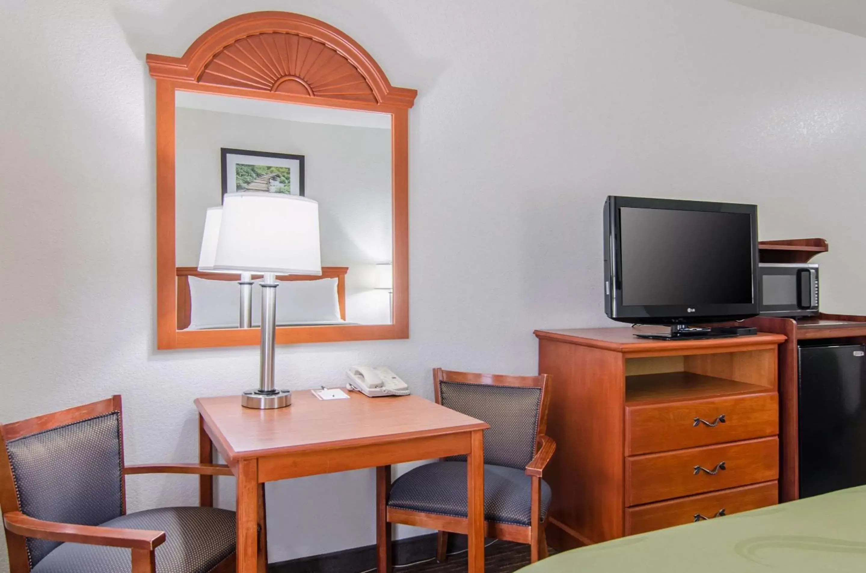 Photo of the whole room, TV/Entertainment Center in Quality Inn Junction City near Fort Riley