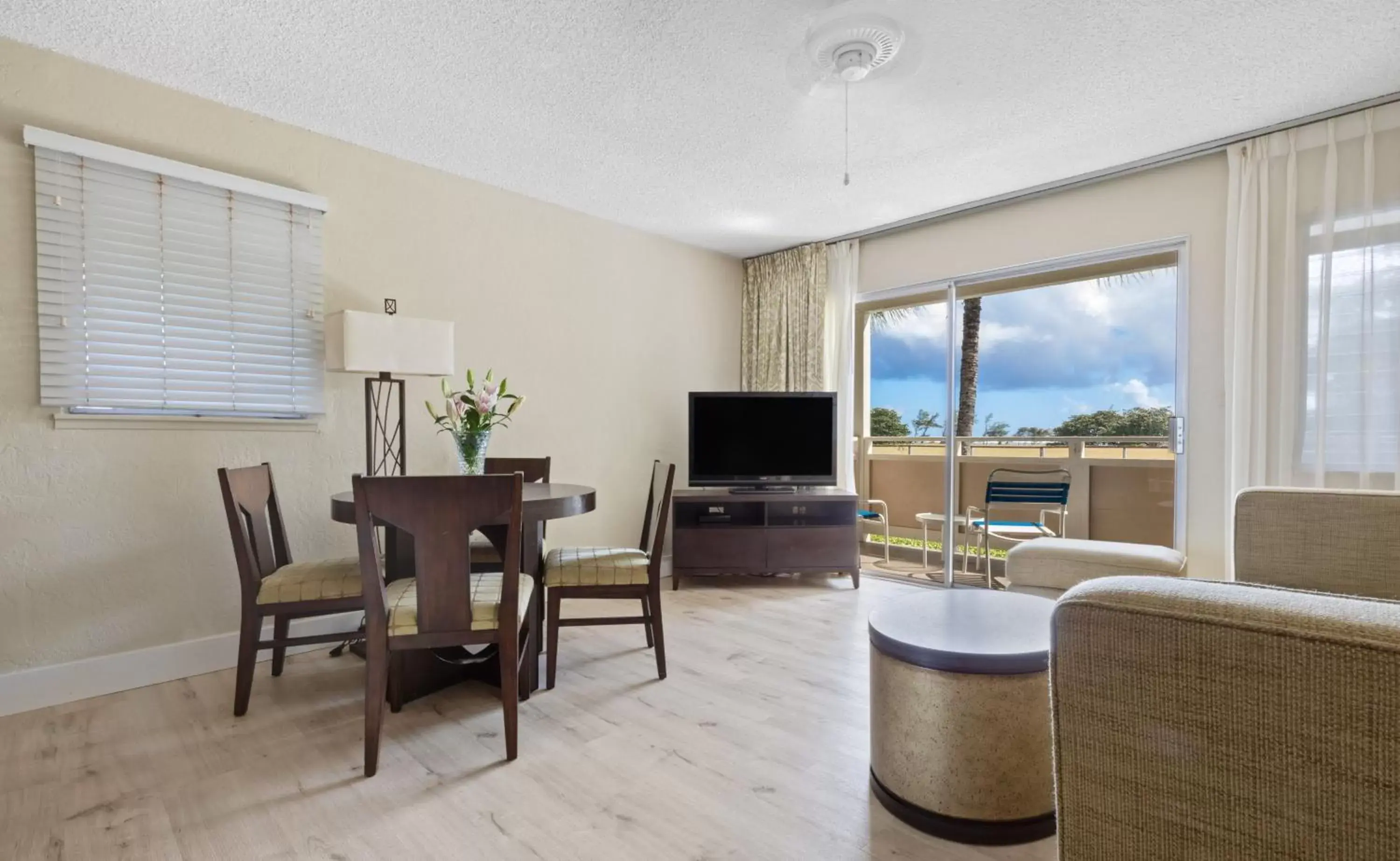 TV and multimedia, Dining Area in Plantation Hale Suites