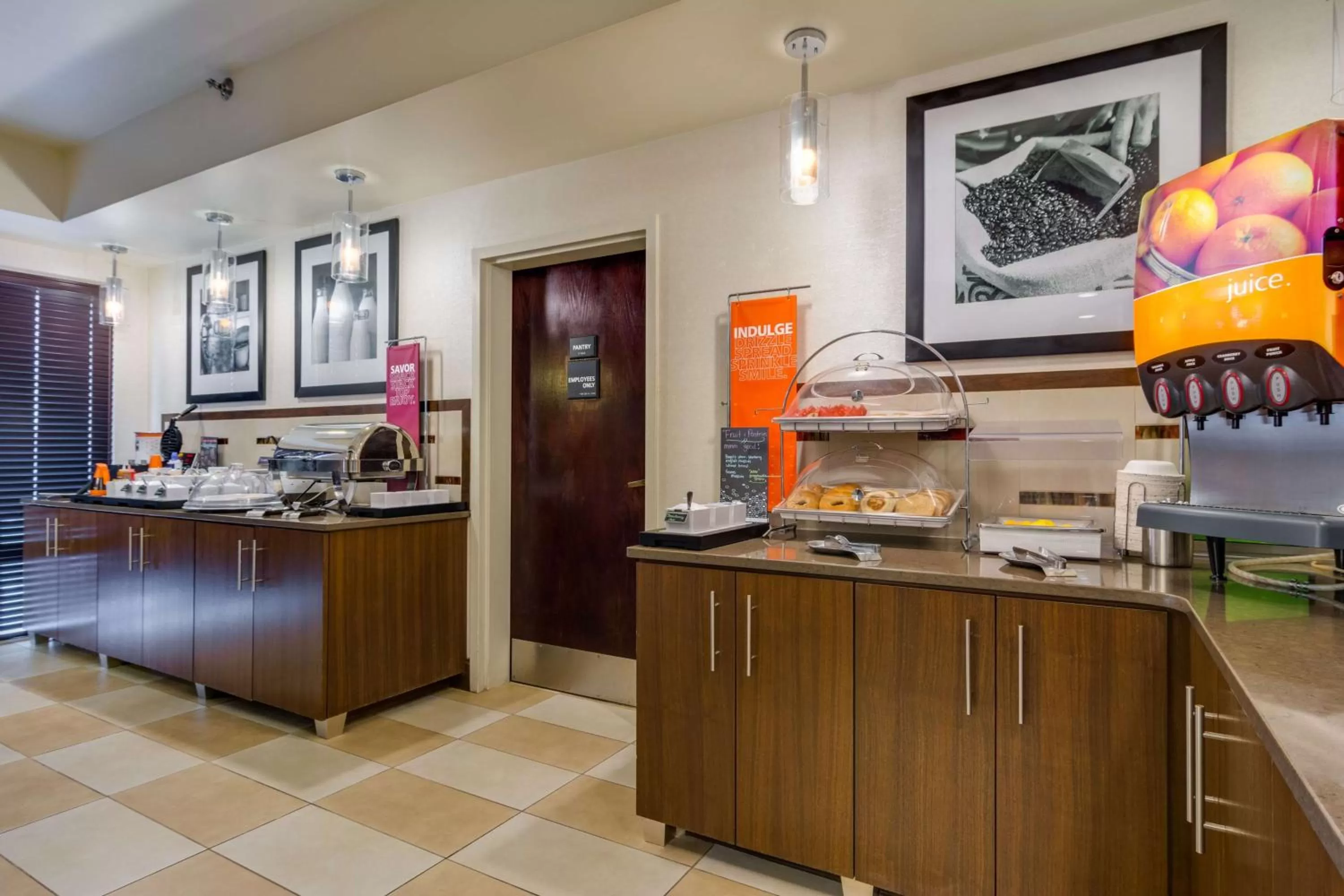 Dining area in Hampton Inn Johnson City