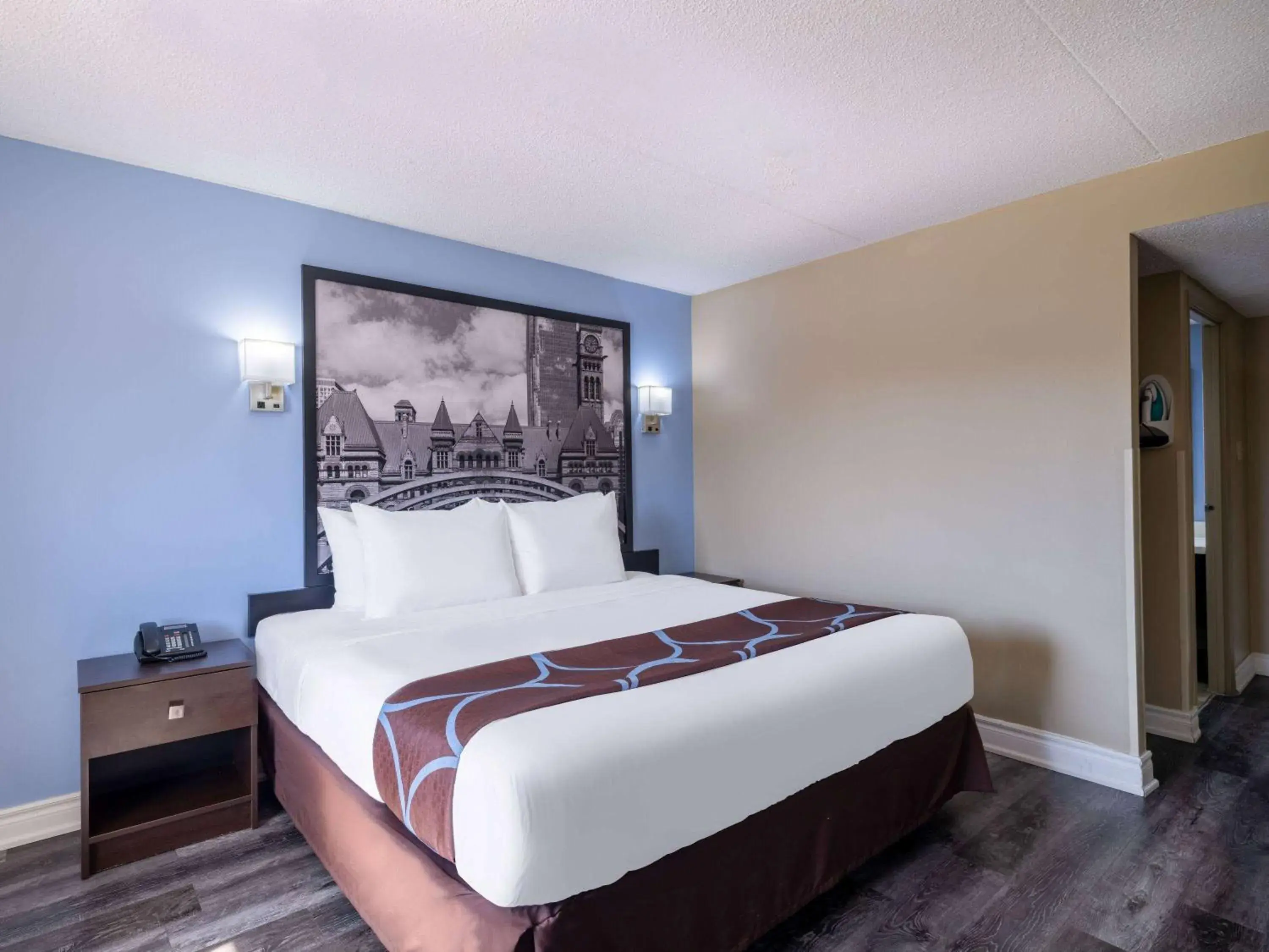 Photo of the whole room, Bed in Super 8 by Wyndham Toronto East ON