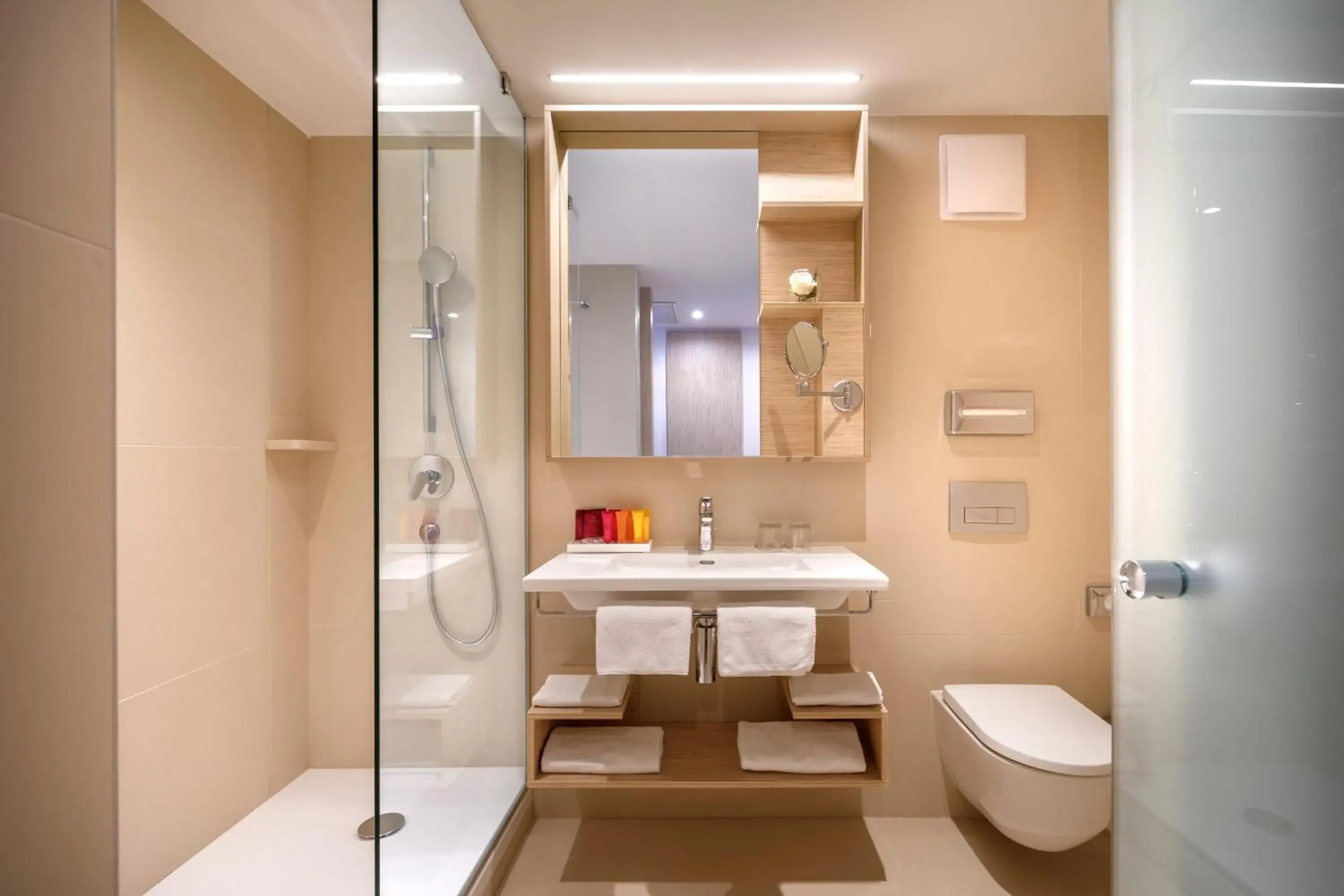 Shower, Bathroom in Valamar Argosy Hotel