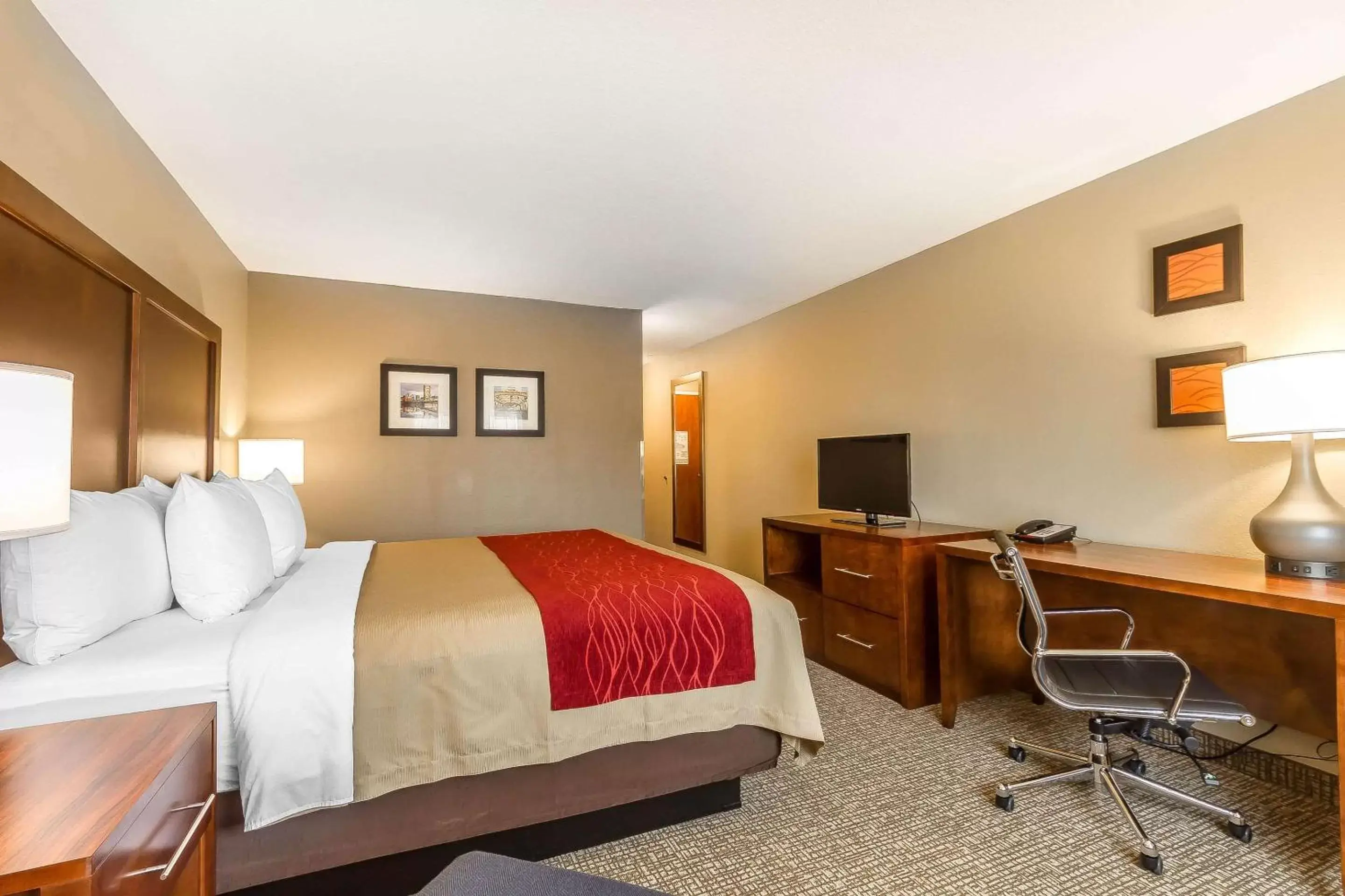 Photo of the whole room, Bed in Comfort Inn & Suites Rocklin