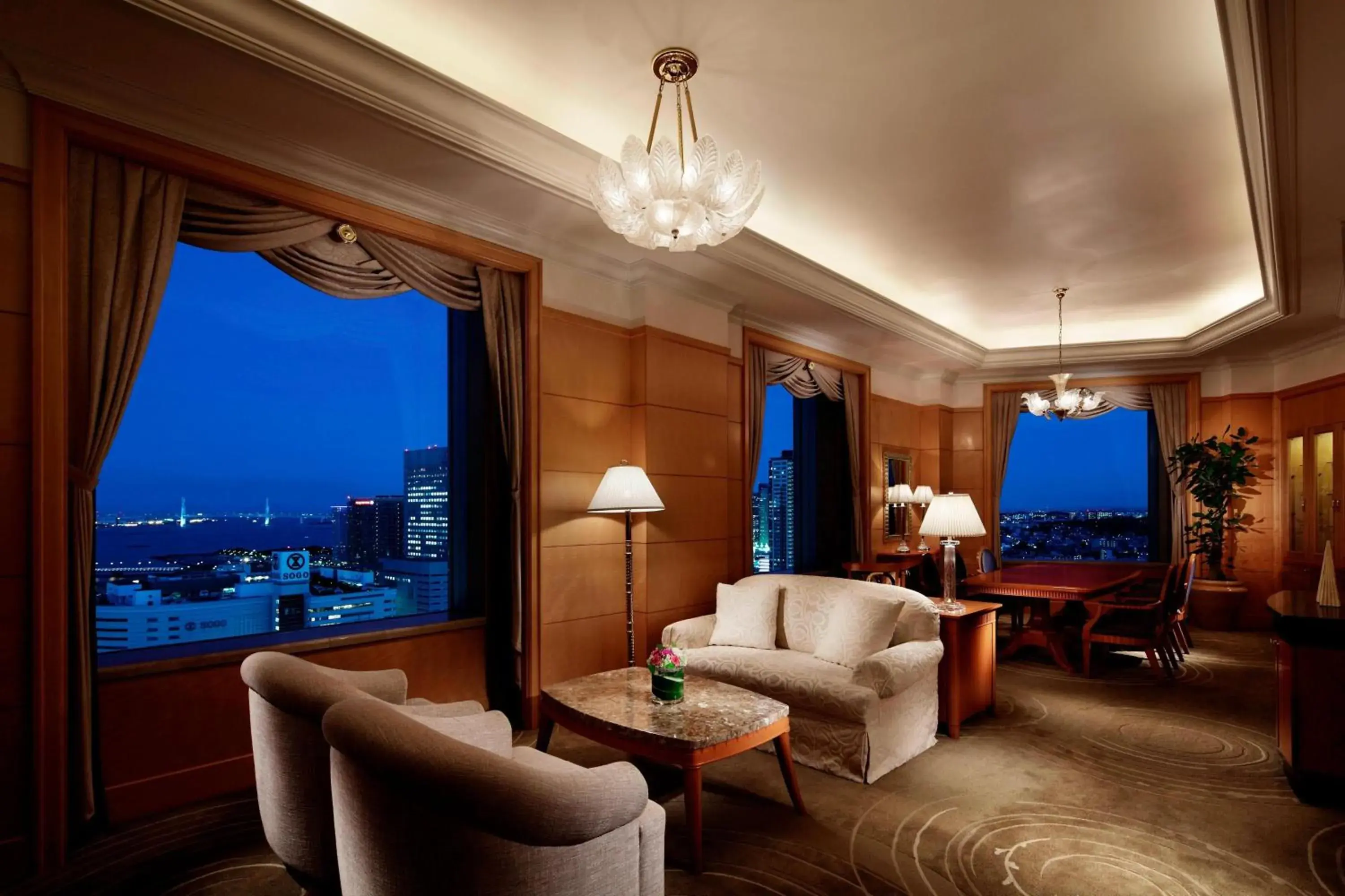 Photo of the whole room, Seating Area in Yokohama Bay Sheraton Hotel and Towers