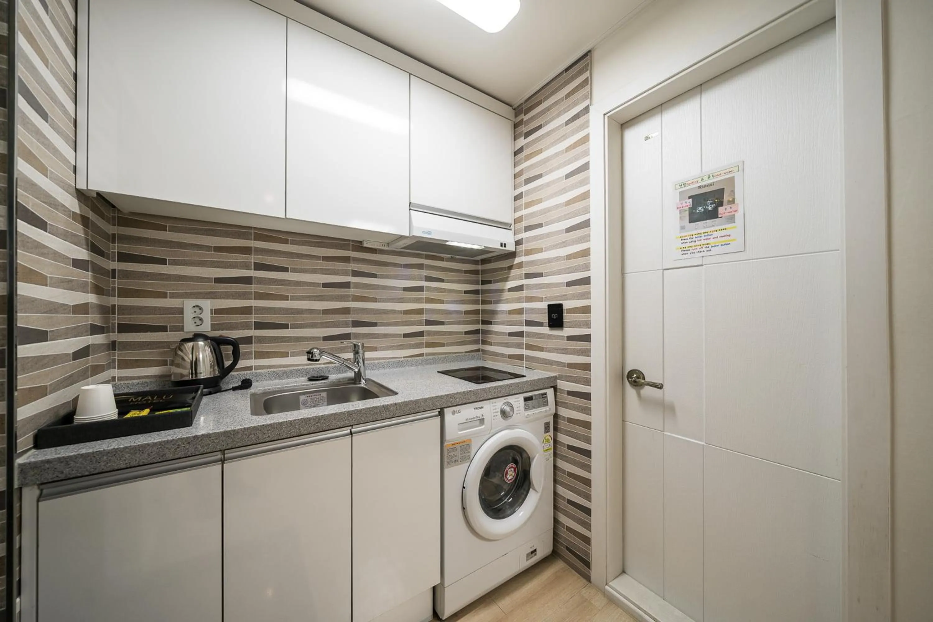 Kitchen or kitchenette in Malu Hotel Suwon