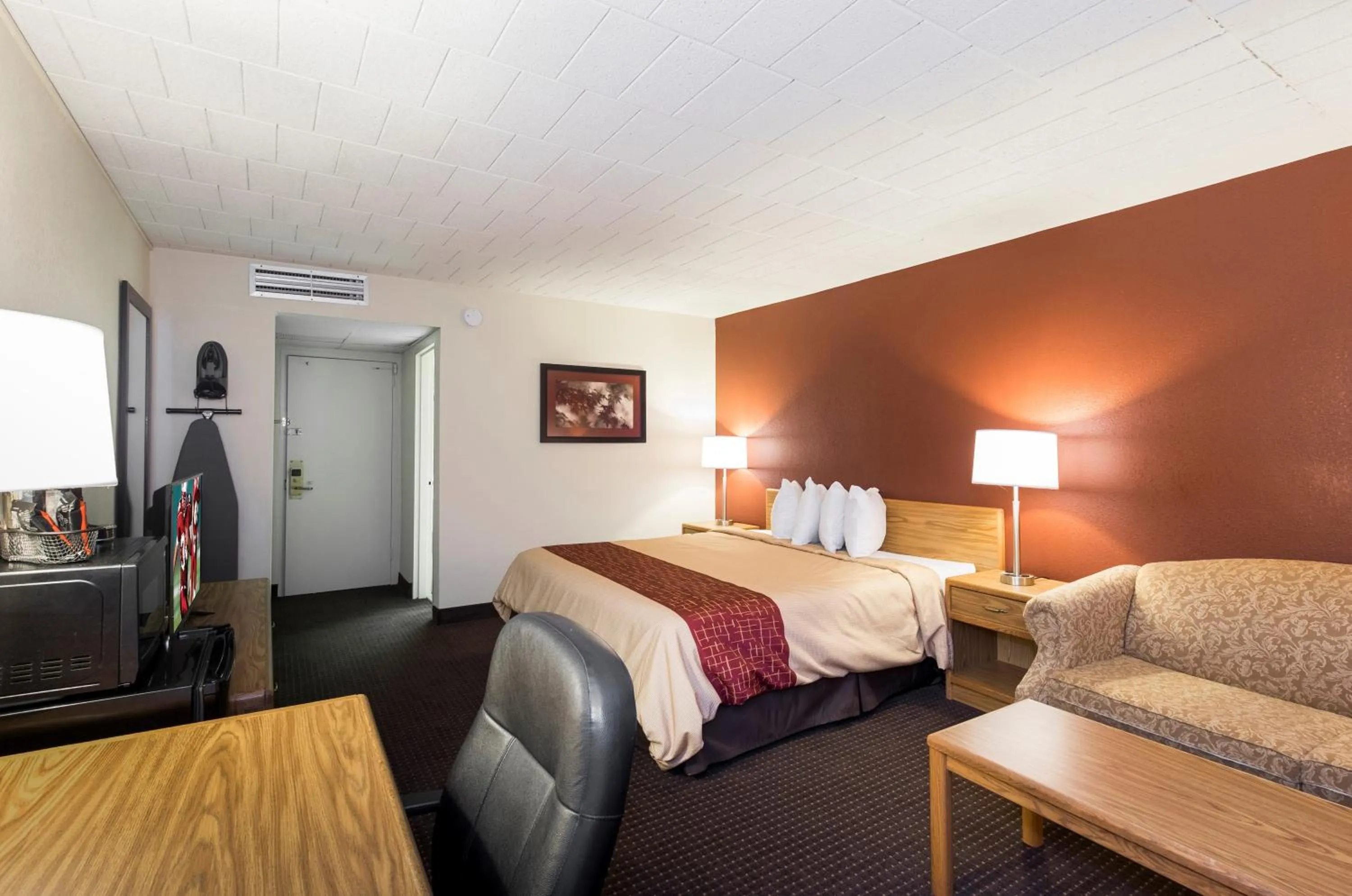 Photo of the whole room, Bed in Red Roof Inn Williamsport, PA