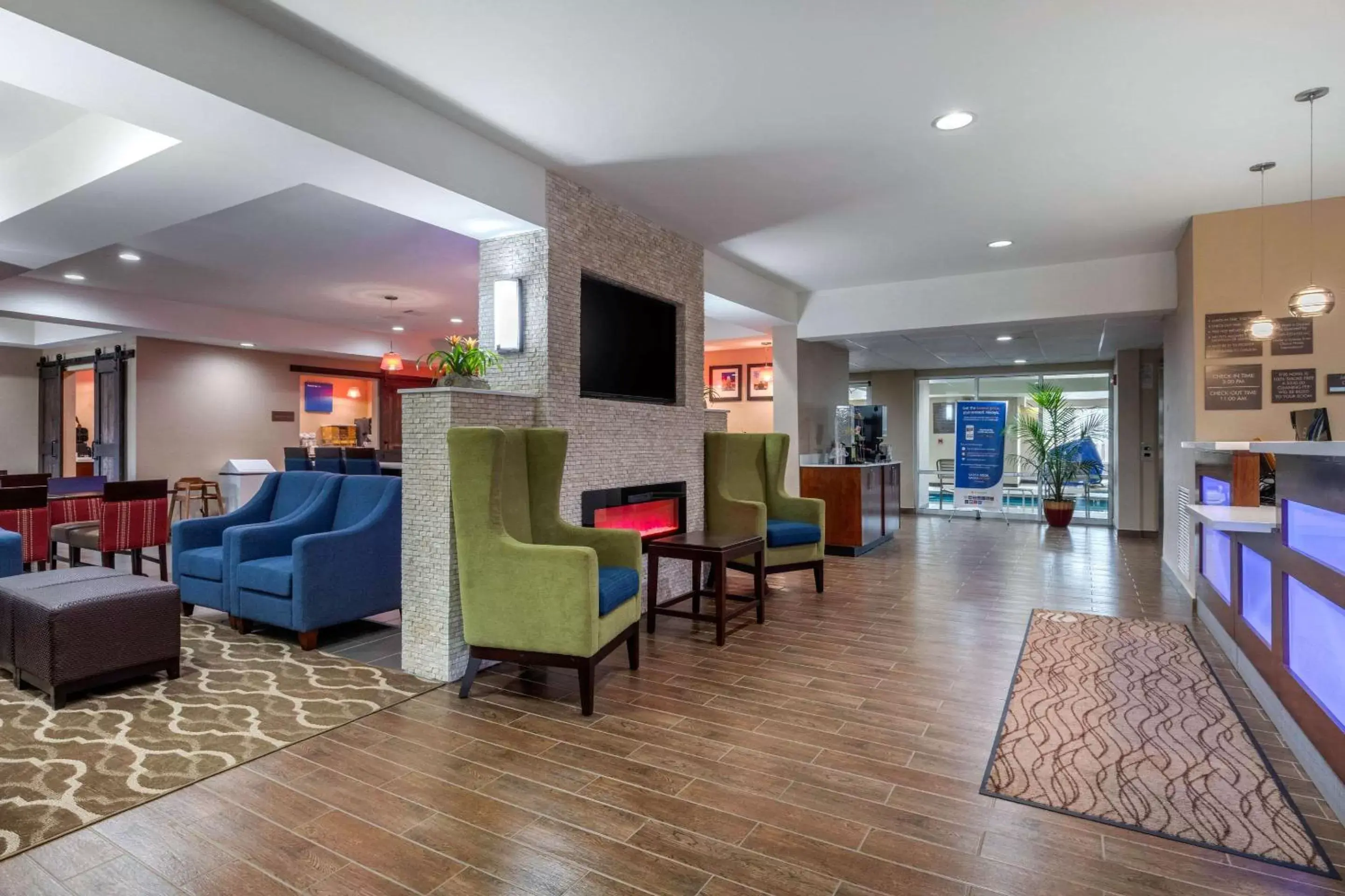 Lobby or reception, Lounge/Bar in Comfort Inn & Suites Montgomery East Carmichael Rd