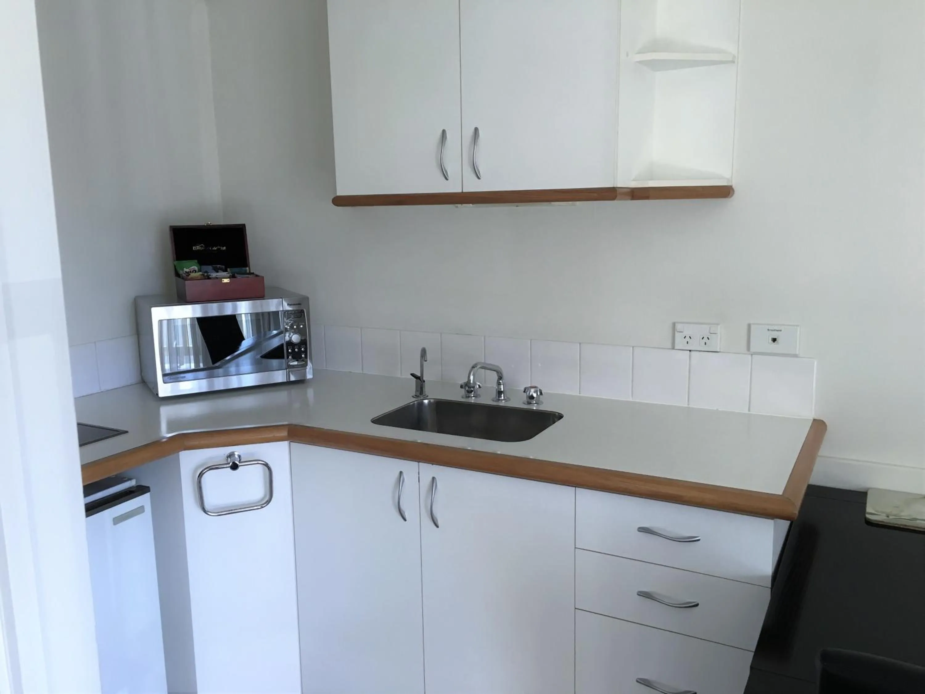 Kitchen or kitchenette in Cable Court Motel