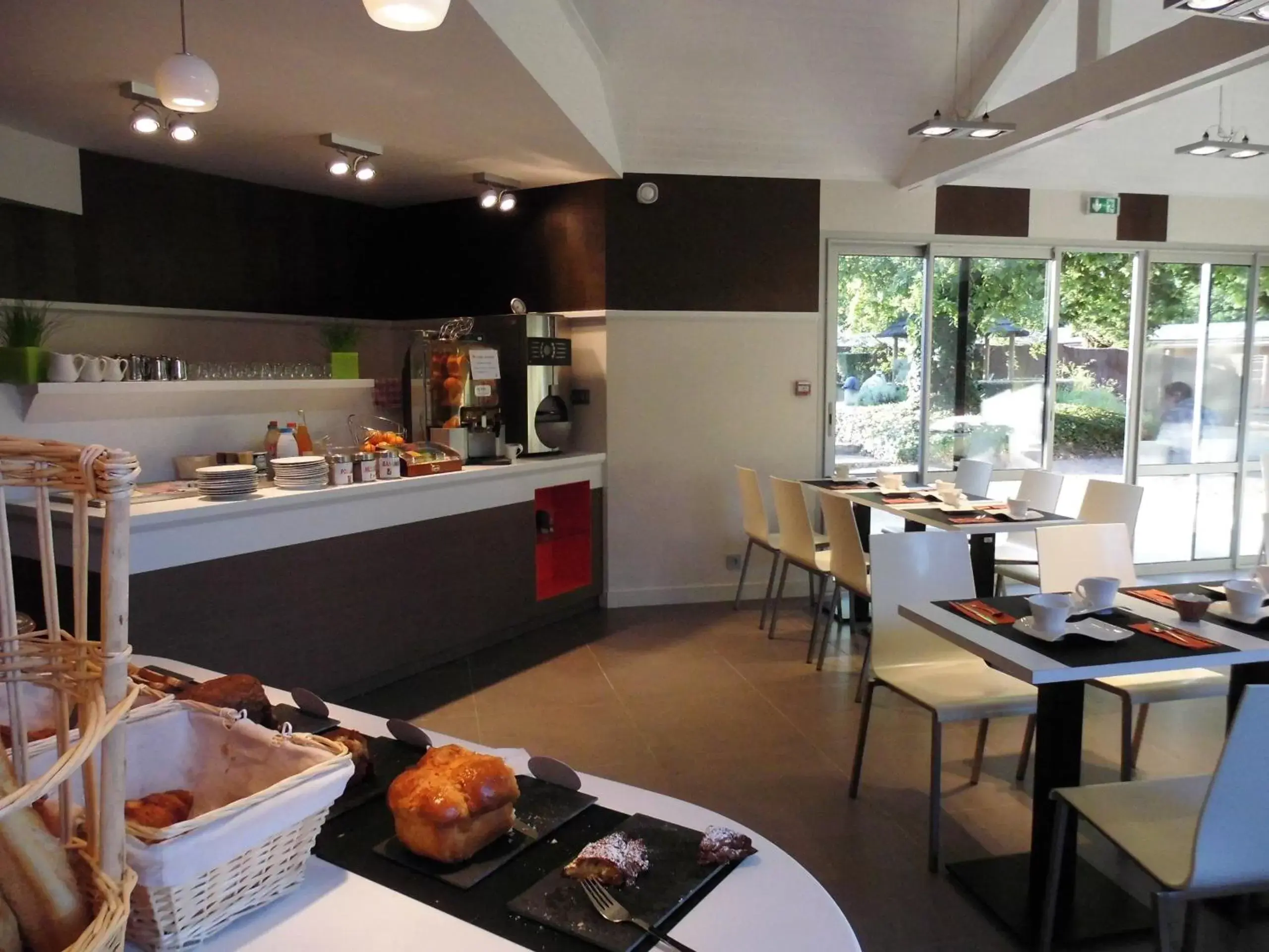 Buffet breakfast, Restaurant/Places to Eat in Logis Domaine du Moulin Cavier