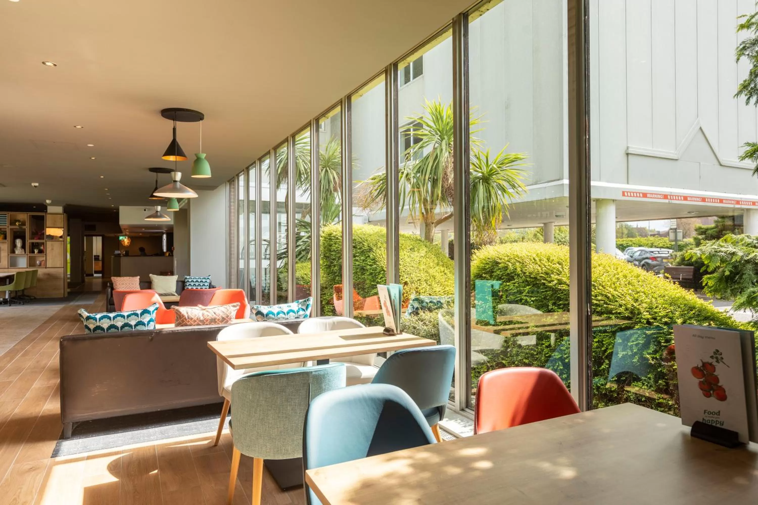 Lounge or bar in Holiday Inn Basildon by IHG