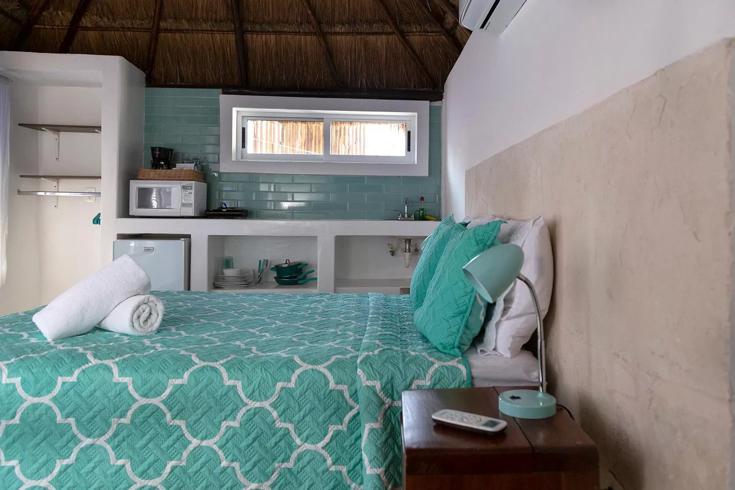 Kitchen or kitchenette, Bed in Hotel Amar Inn