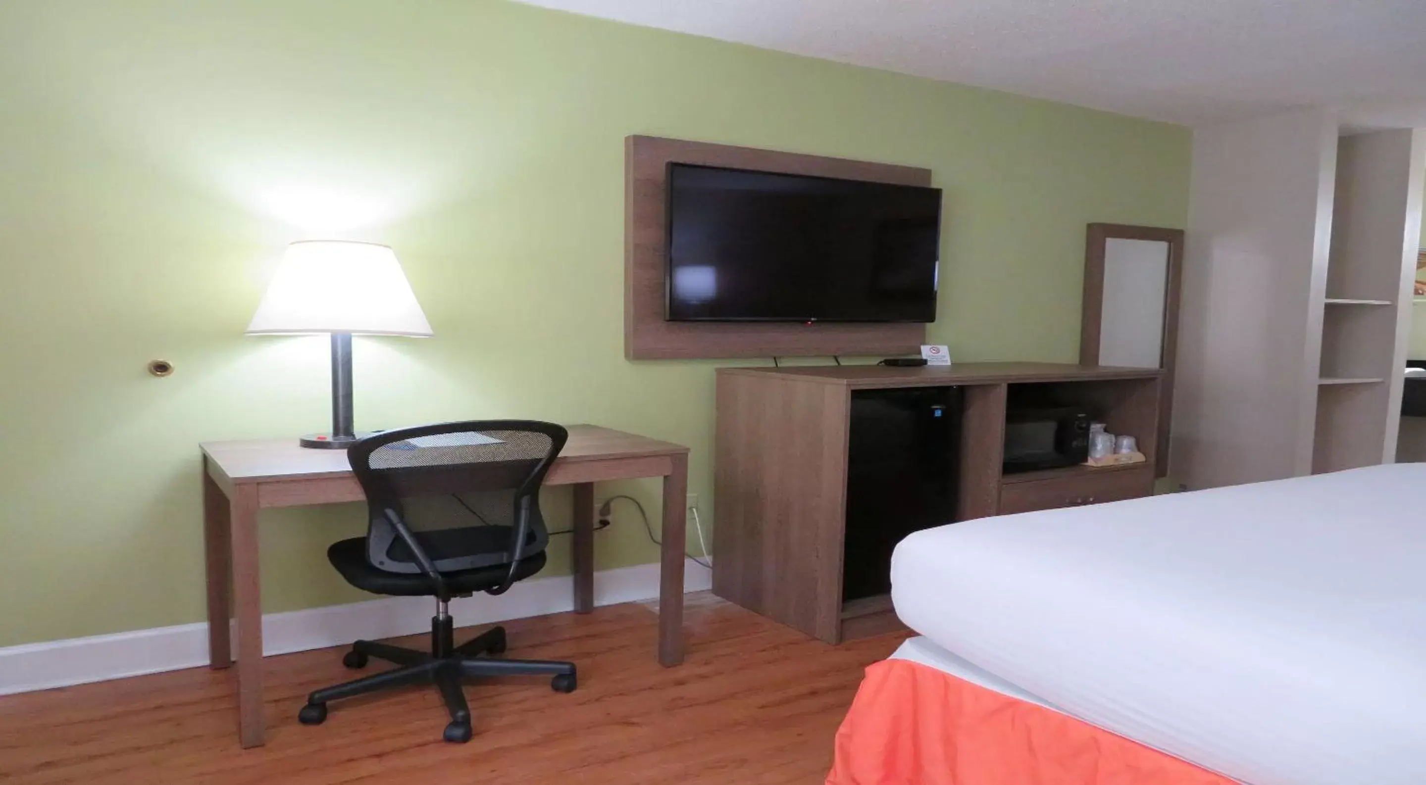 Photo of the whole room, TV/Entertainment Center in SureStay Plus Hotel by Best Western St Marys Cumberland