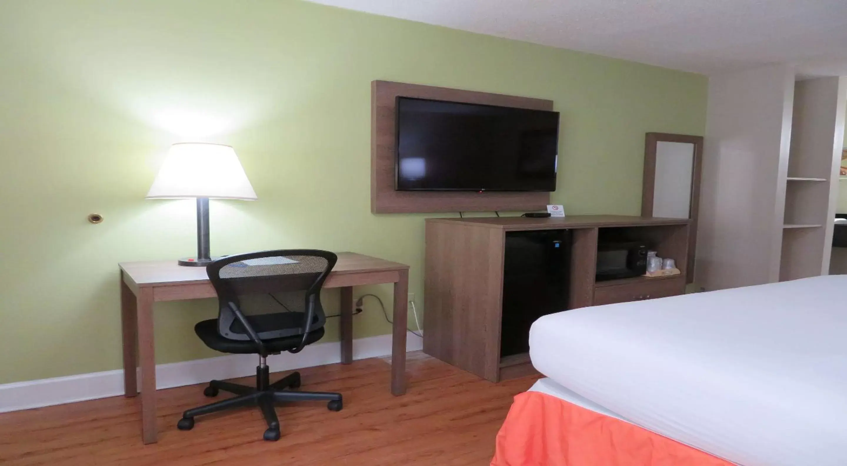 Photo of the whole room, Bed in SureStay Plus Hotel by Best Western St Marys Cumberland Photo of the whole room, Bed in SureStay Plus Hotel by Best Western St Marys Cumberland
