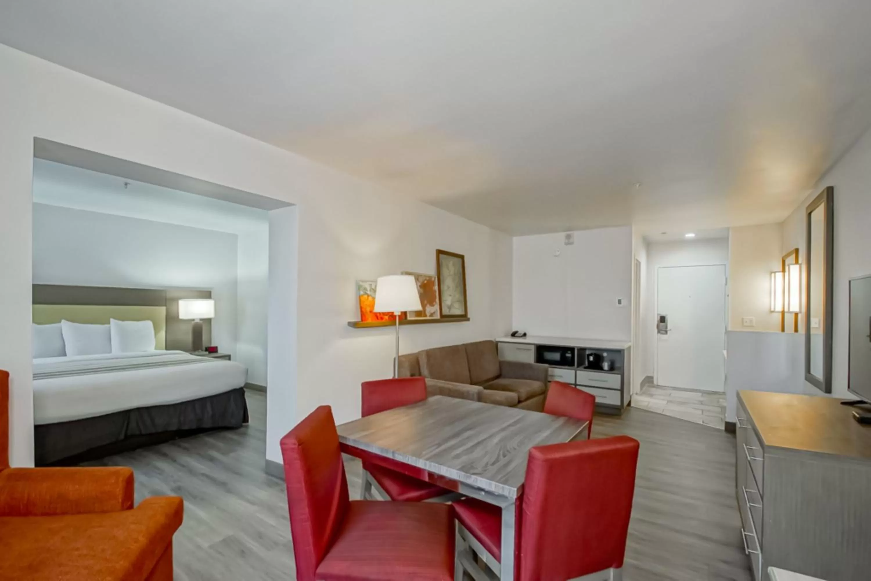 Living room in Country Inn & Suites by Radisson, New Orleans I-10 East, LA