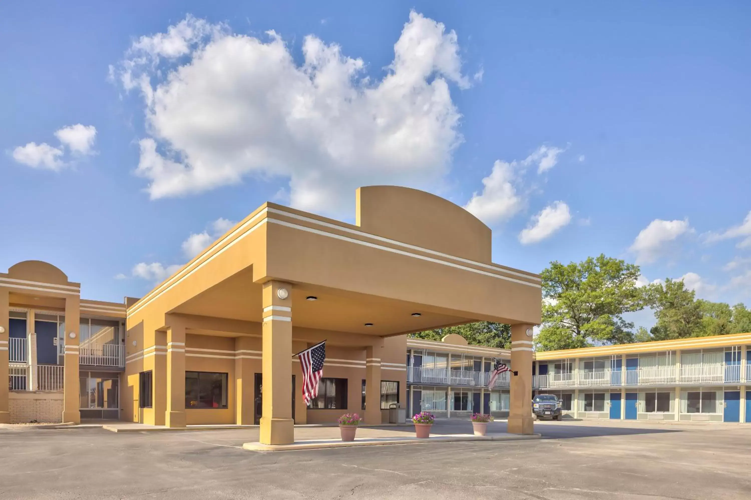 Property Building in Studio 6 Effingham, IL