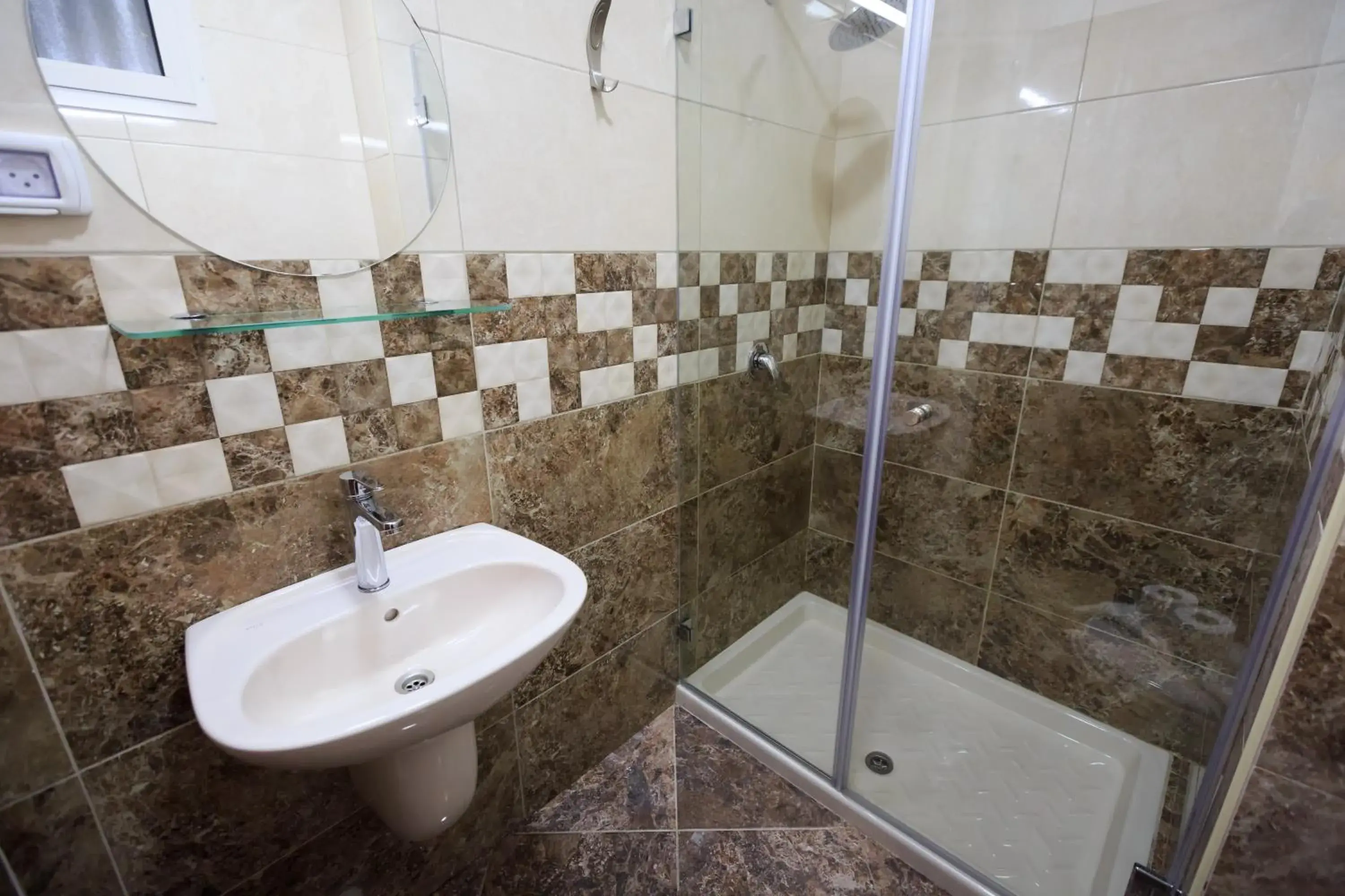 Shower, Bathroom in Hashimi Hotel
